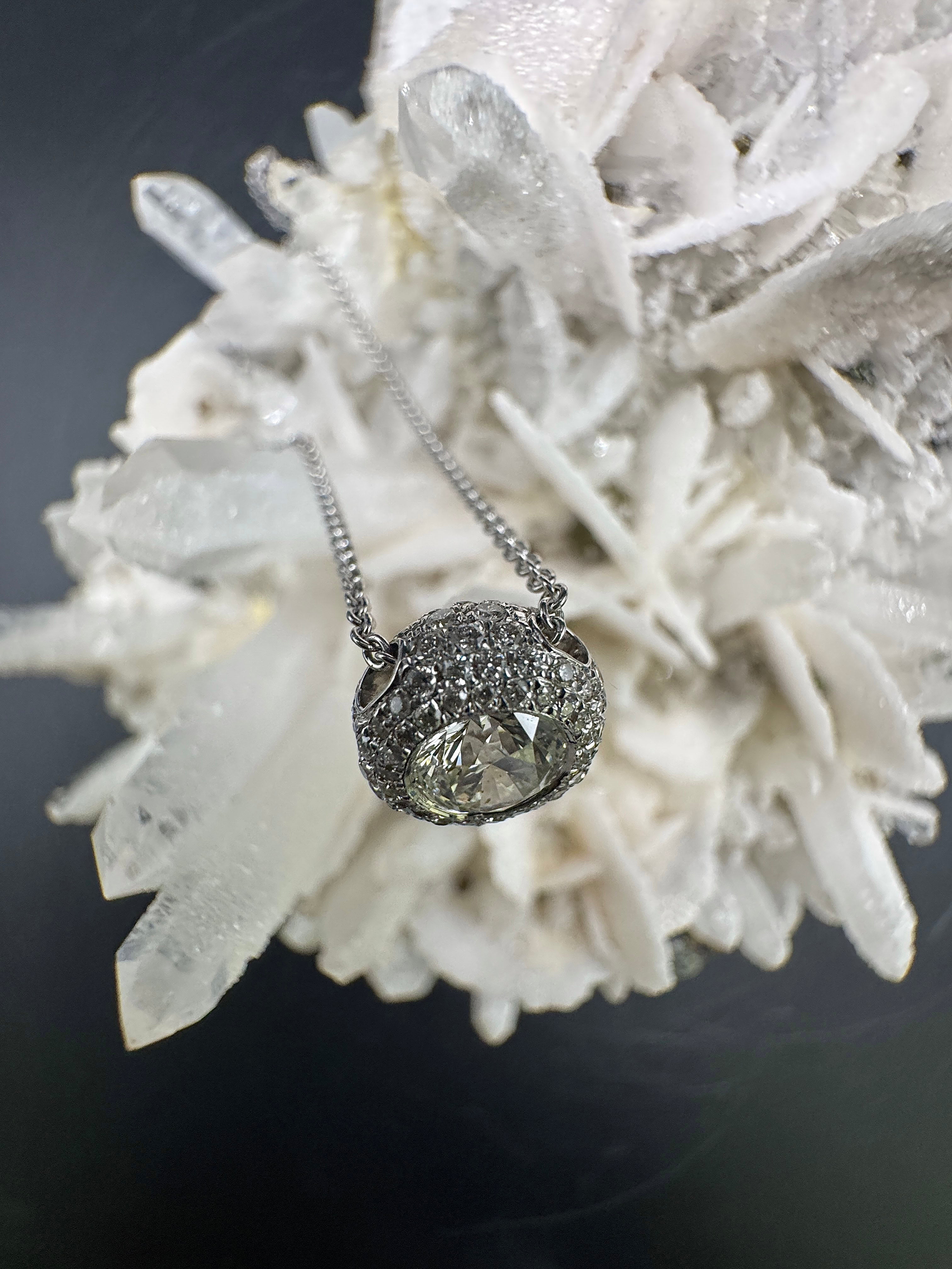 Moderner Solitäranhänger in 18 Karat Weißgold mit feinen Brillanten
