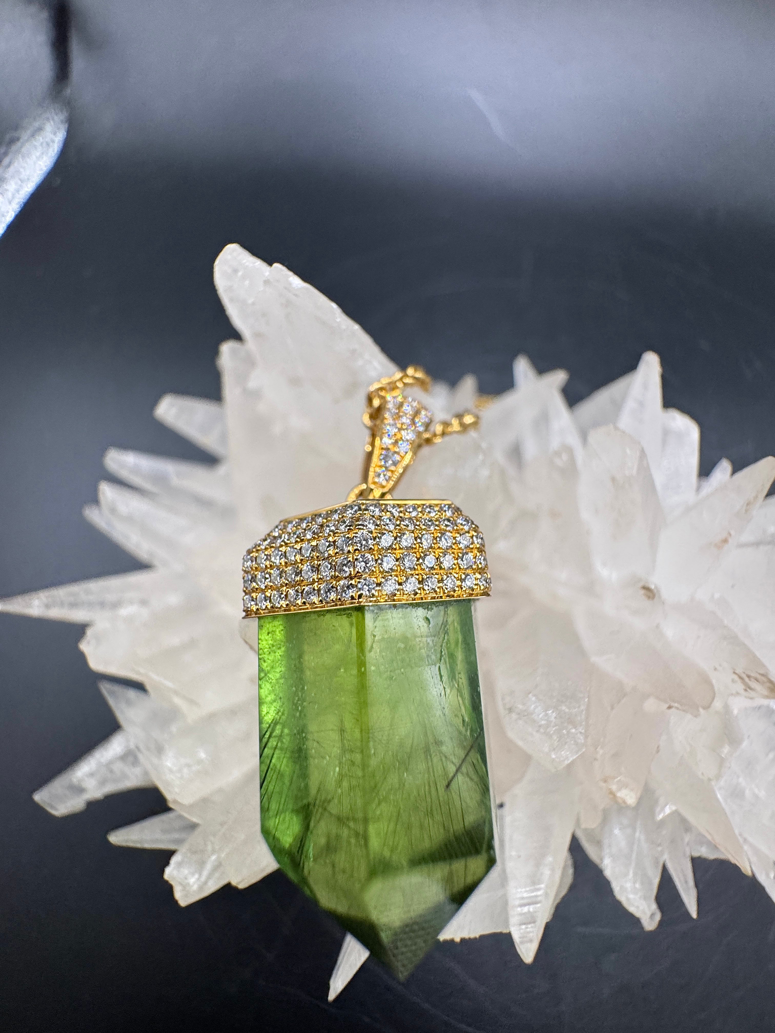 Ausgefallener Anhänger in 18 Karat Gelbgold mit besonderem Peridot & Brillanten