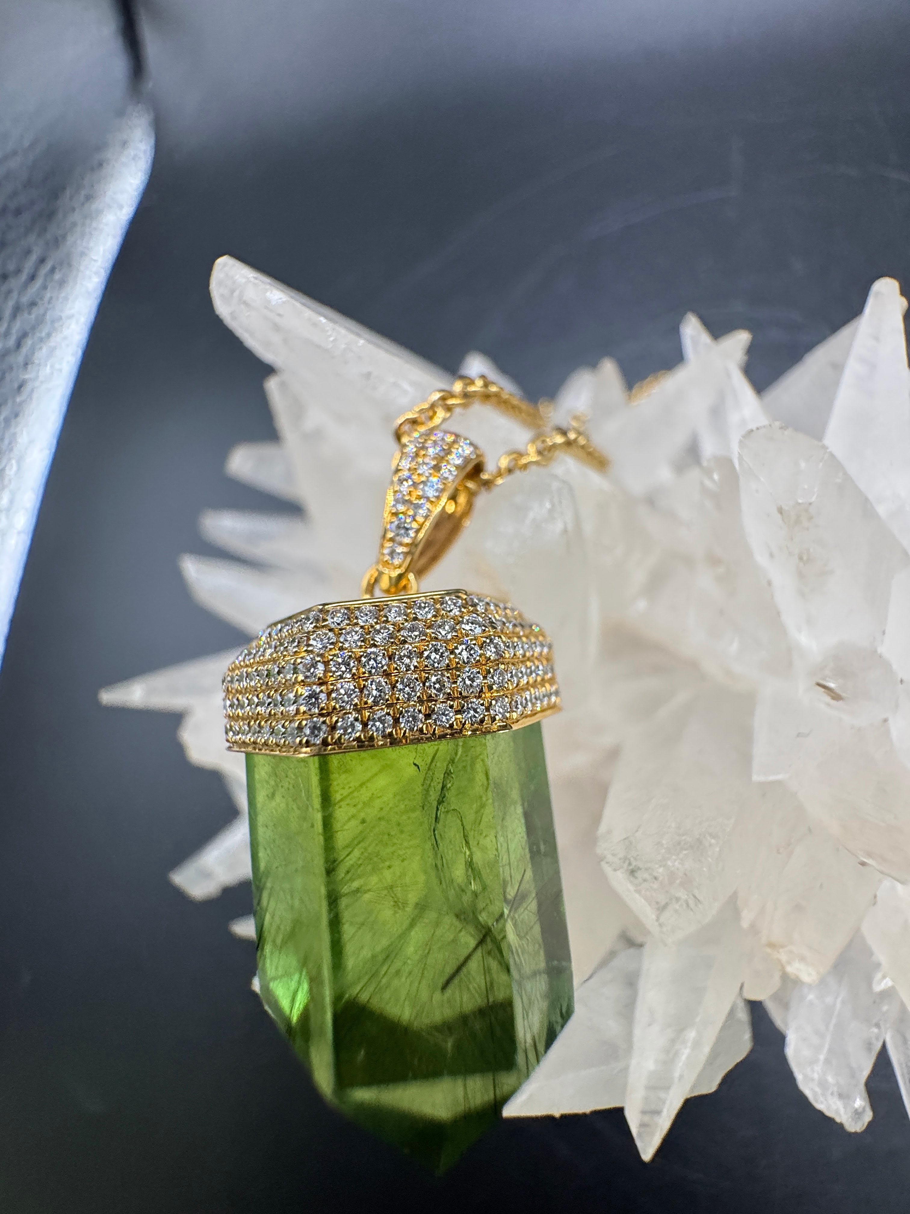 Ausgefallener Anhänger in 18 Karat Gelbgold mit besonderem Peridot & Brillanten