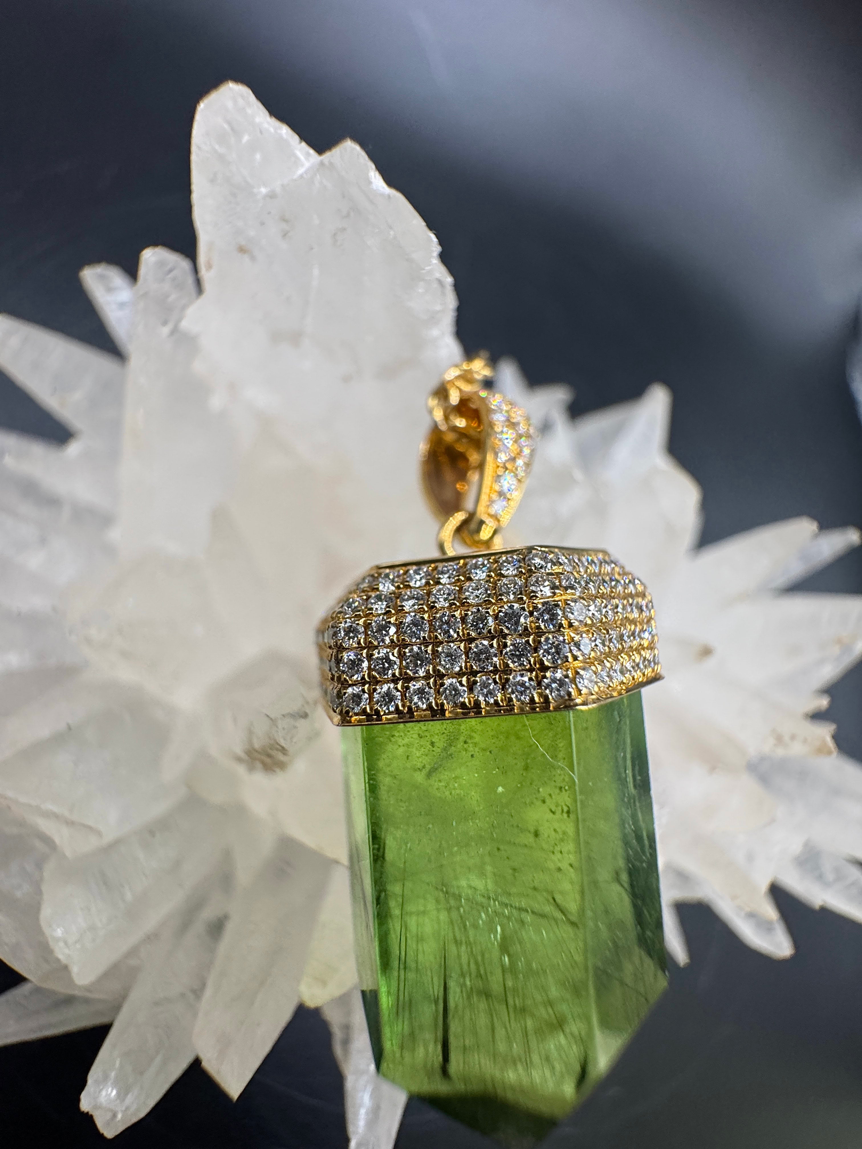 Ausgefallener Anhänger in 18 Karat Gelbgold mit besonderem Peridot & Brillanten