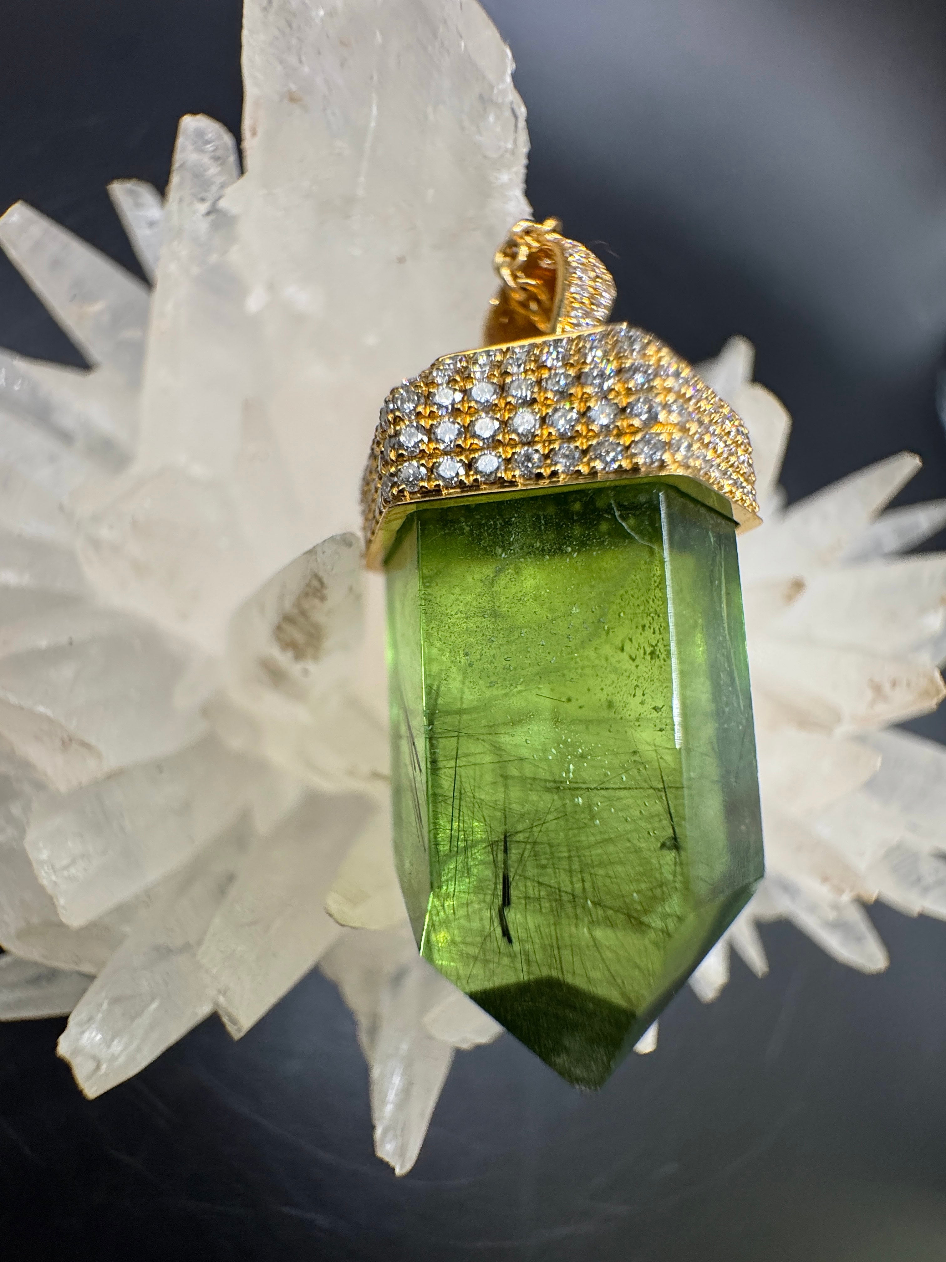 Ausgefallener Anhänger in 18 Karat Gelbgold mit besonderem Peridot & Brillanten