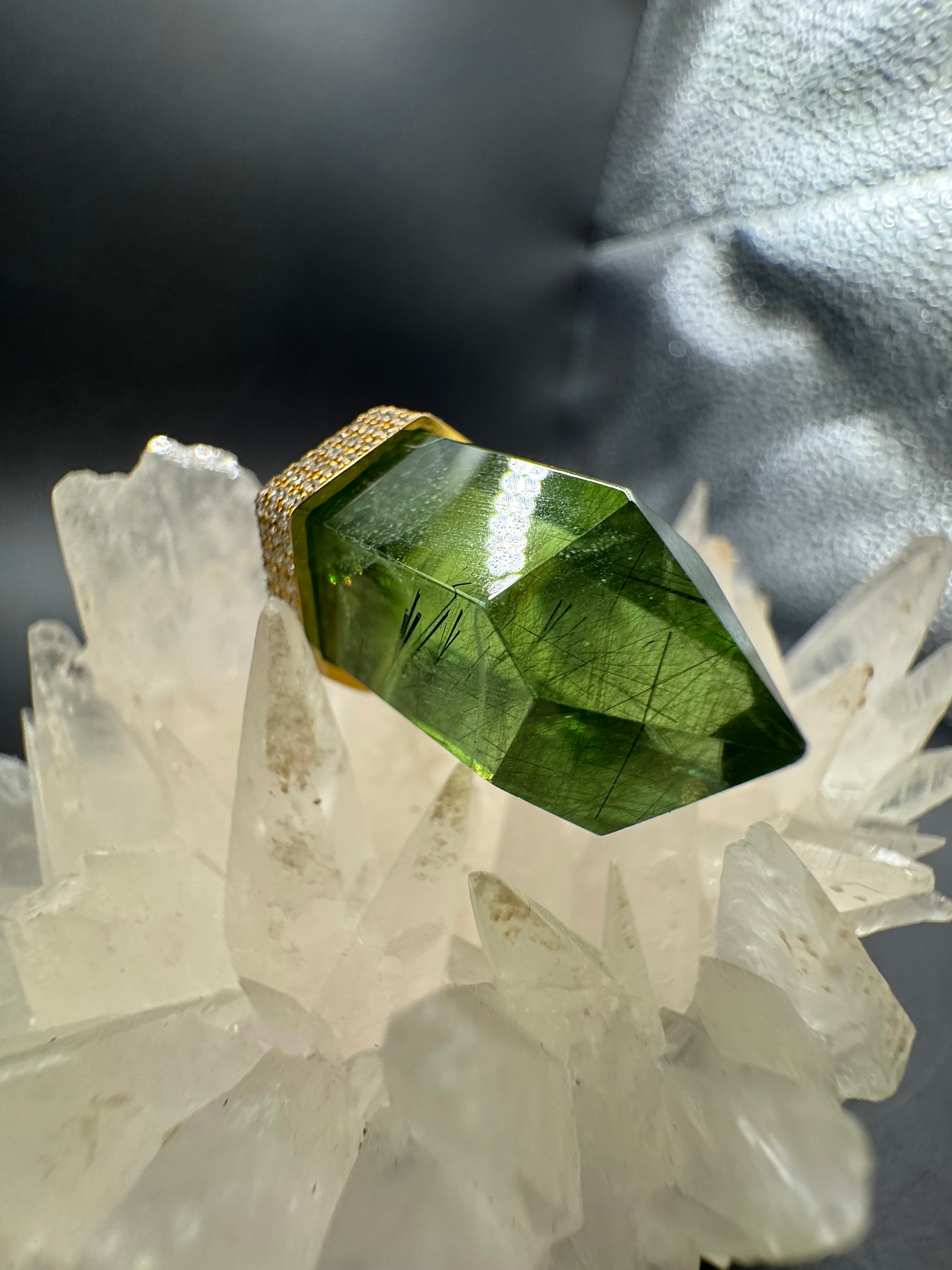 Ausgefallener Anhänger in 18 Karat Gelbgold mit besonderem Peridot & Brillanten