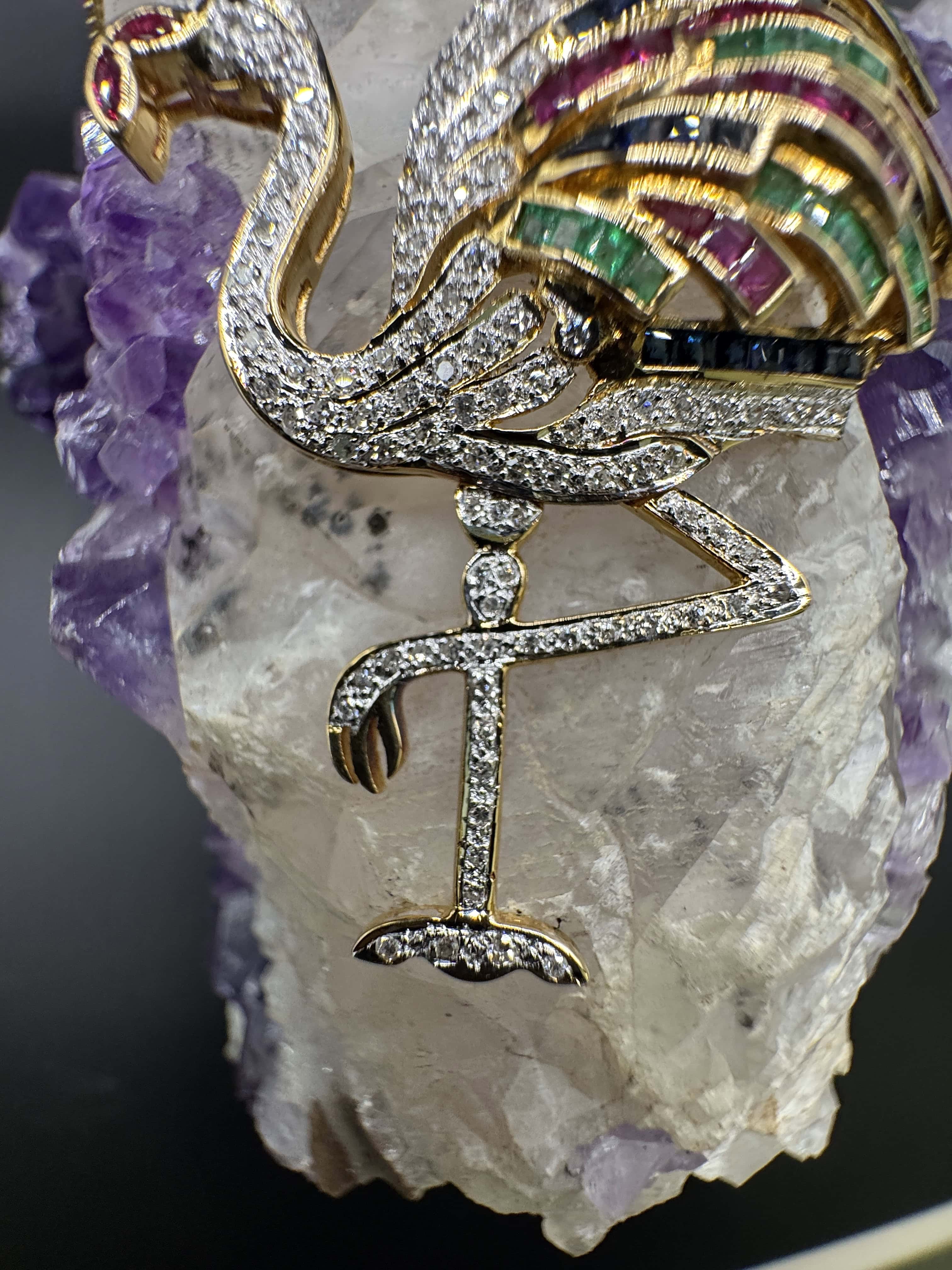 Flamingo-Anhänger in 18 Karat Gelbgold mit Smaragden, Rubinen, Saphiren & Diamanten
