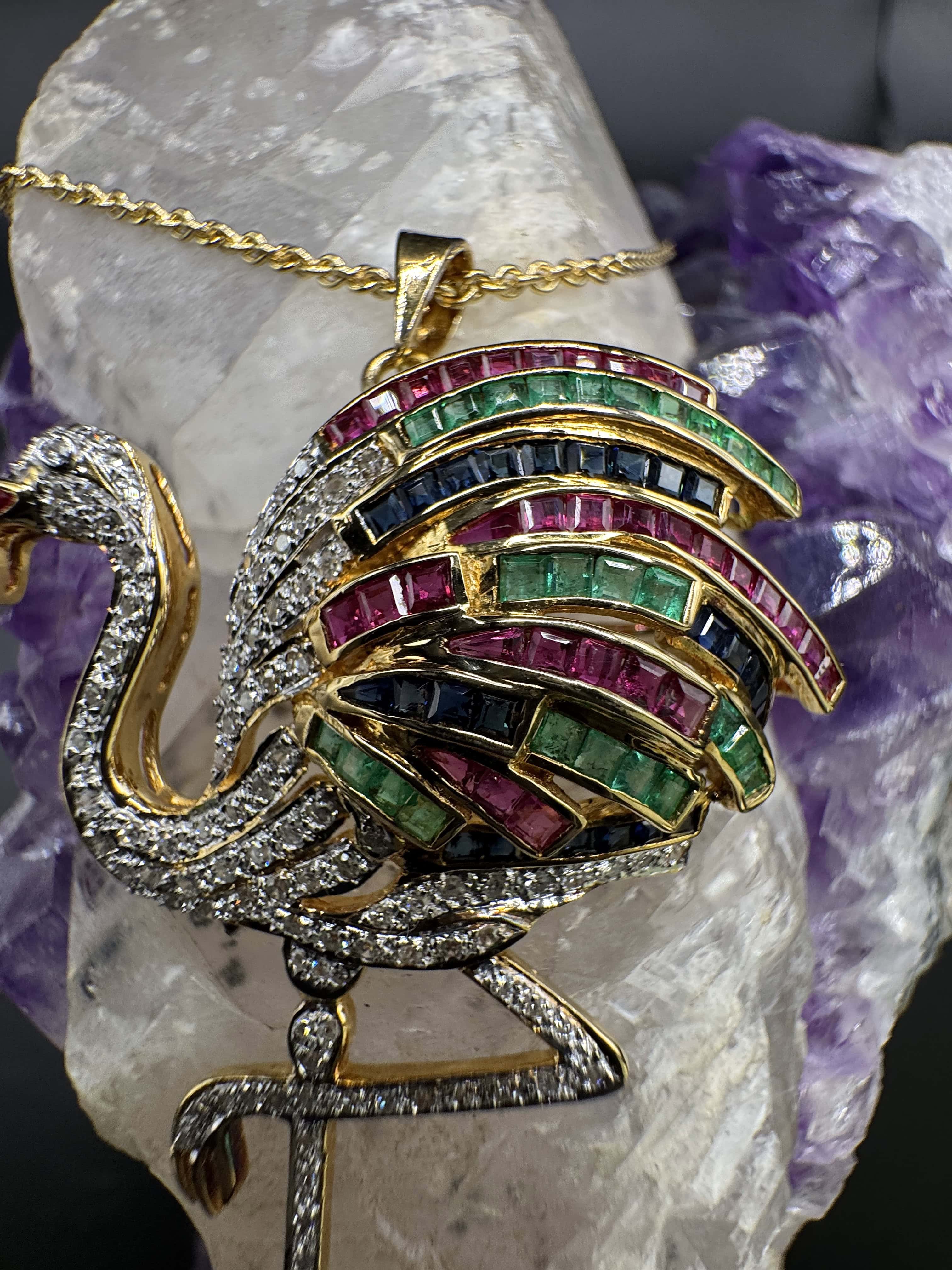 Flamingo-Anhänger in 18 Karat Gelbgold mit Smaragden, Rubinen, Saphiren & Diamanten