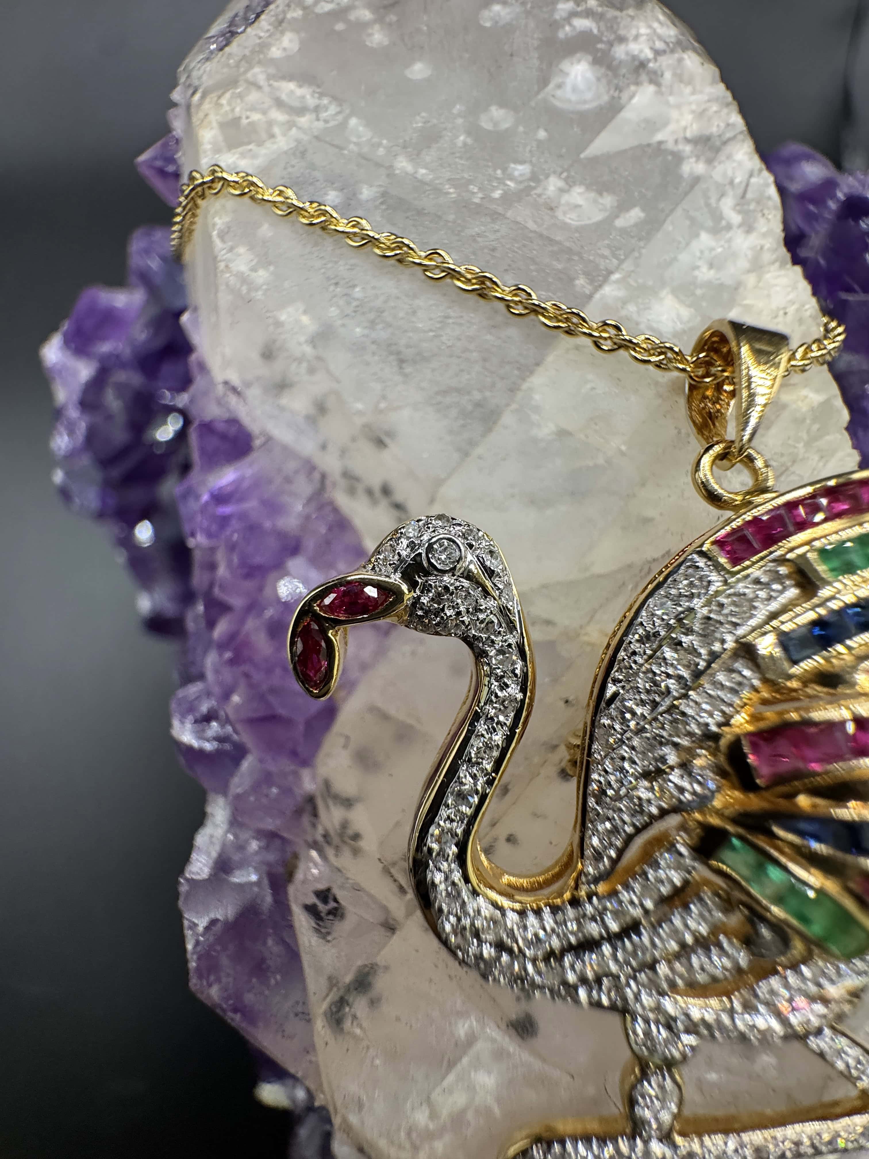 Flamingo-Anhänger in 18 Karat Gelbgold mit Smaragden, Rubinen, Saphiren & Diamanten
