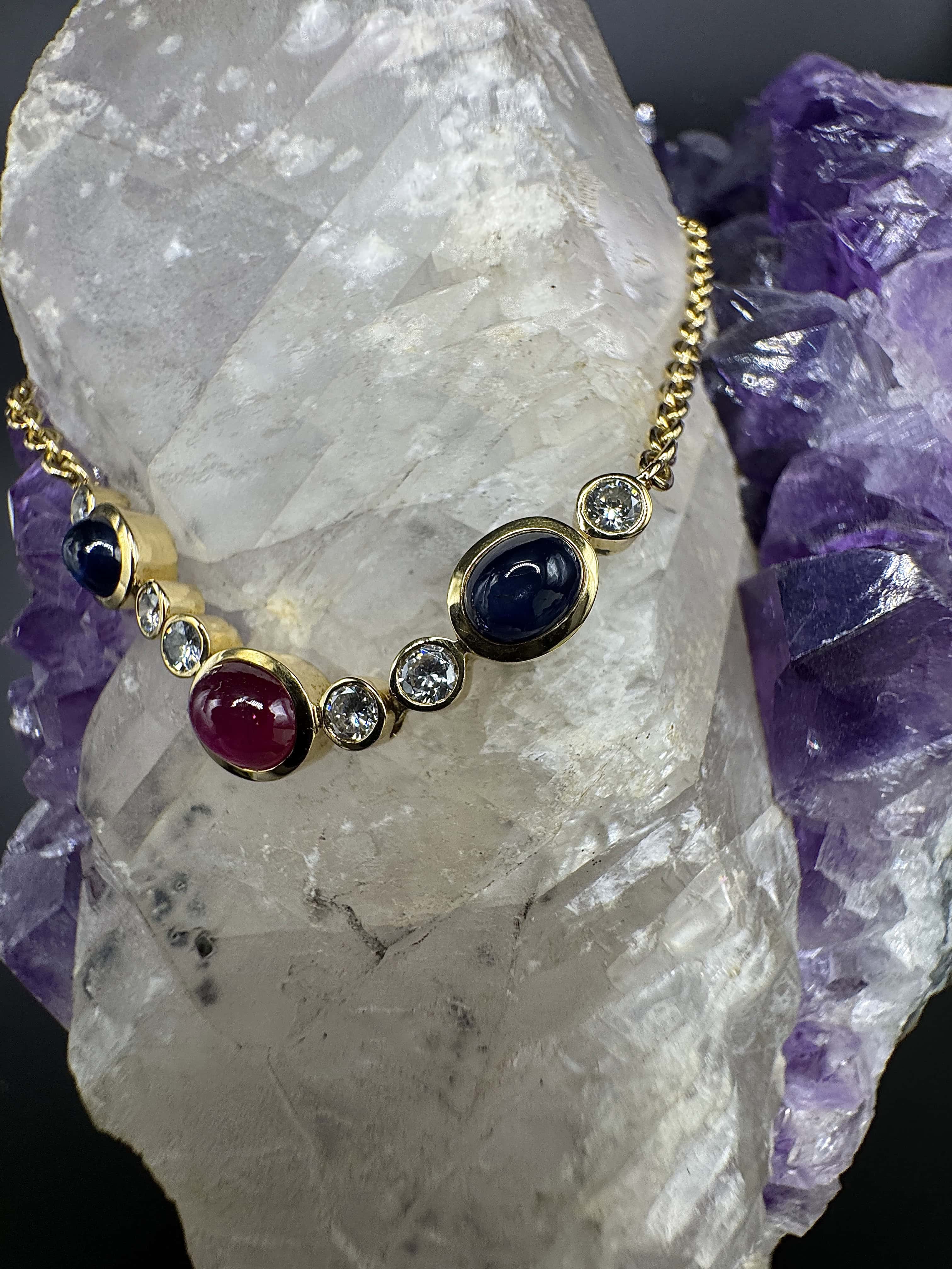 Edles Collier in 18 Karat Gelbgold mit Rubin, Saphiren & Brillanten