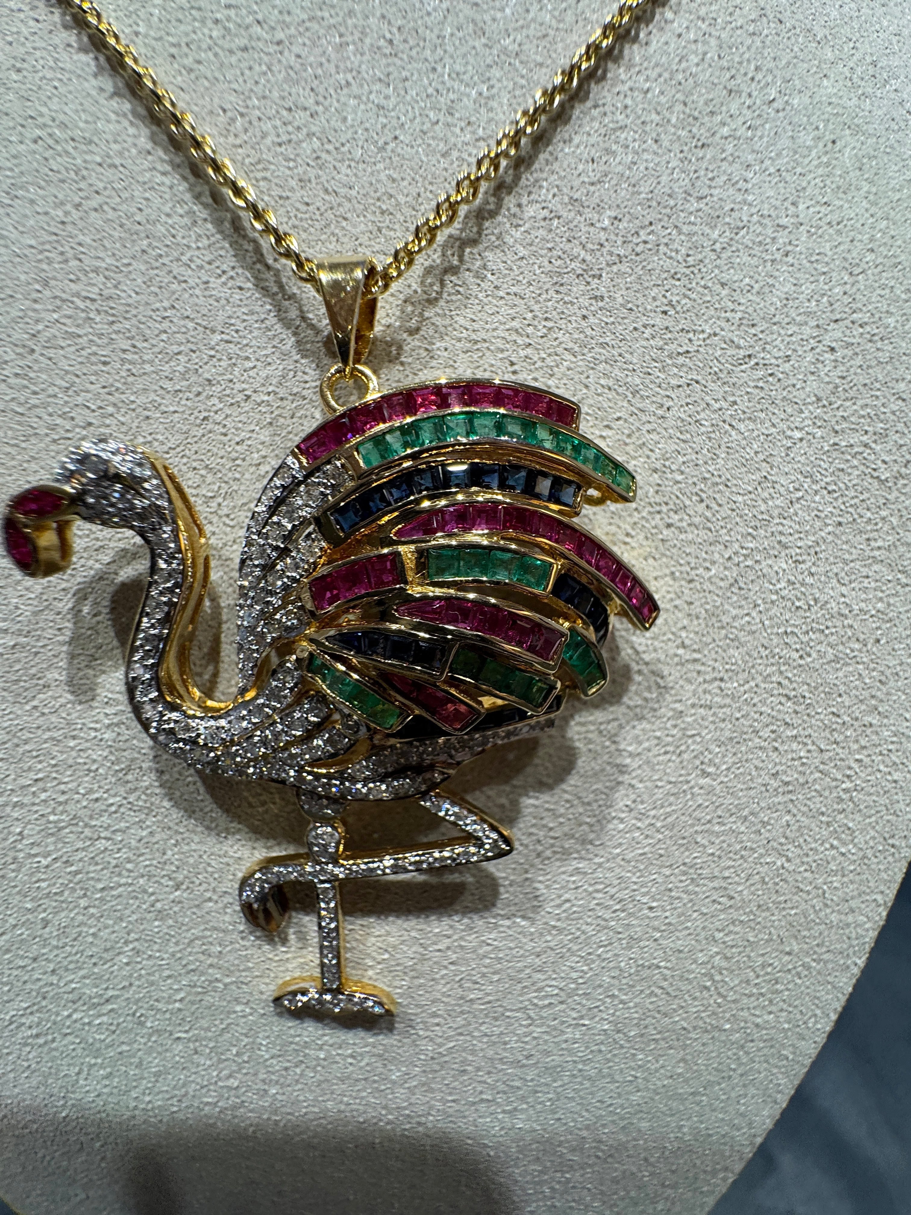 Flamingo-Anhänger in 18 Karat Gelbgold mit Smaragden, Rubinen, Saphiren & Diamanten