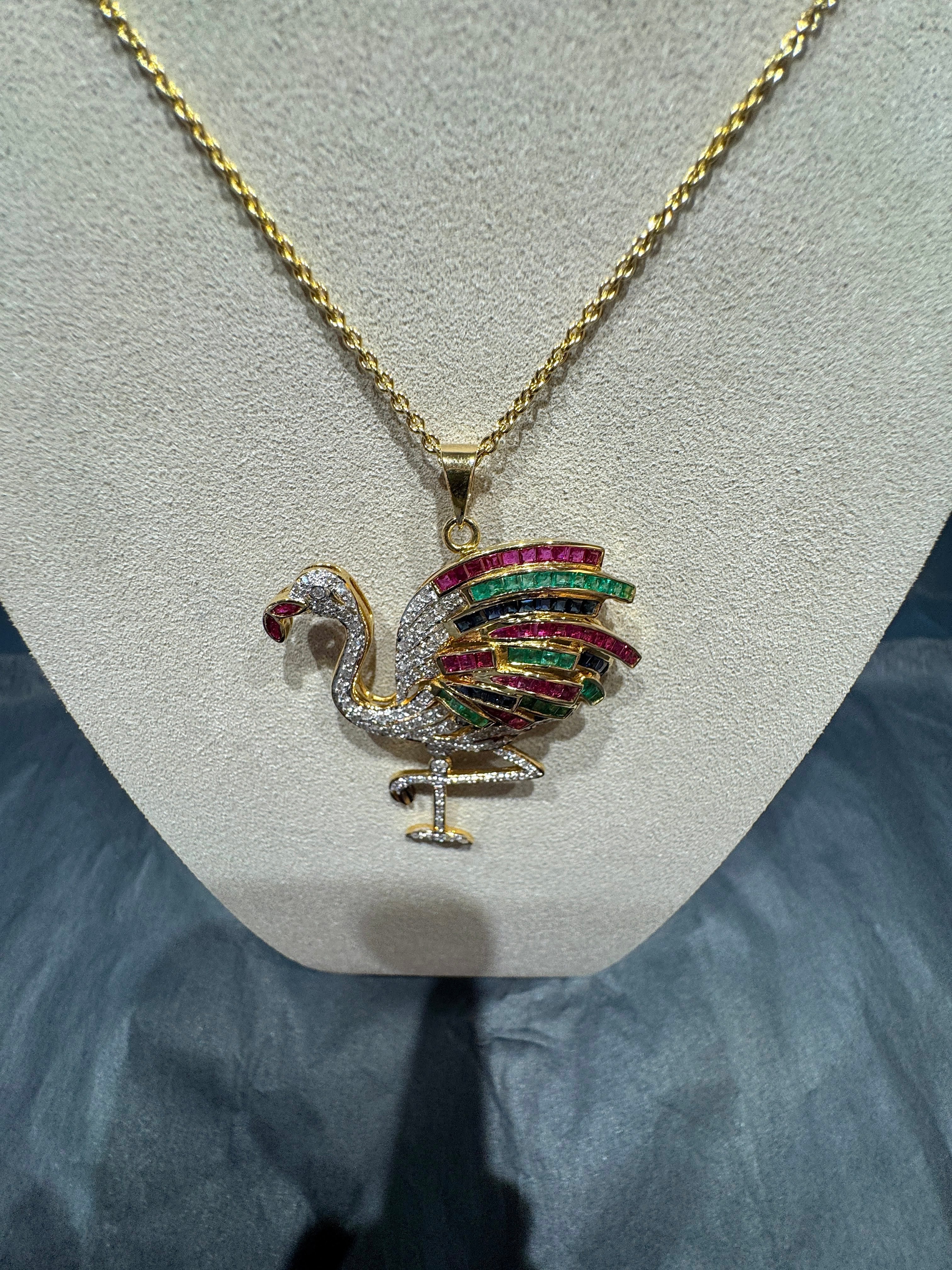 Flamingo-Anhänger in 18 Karat Gelbgold mit Smaragden, Rubinen, Saphiren & Diamanten