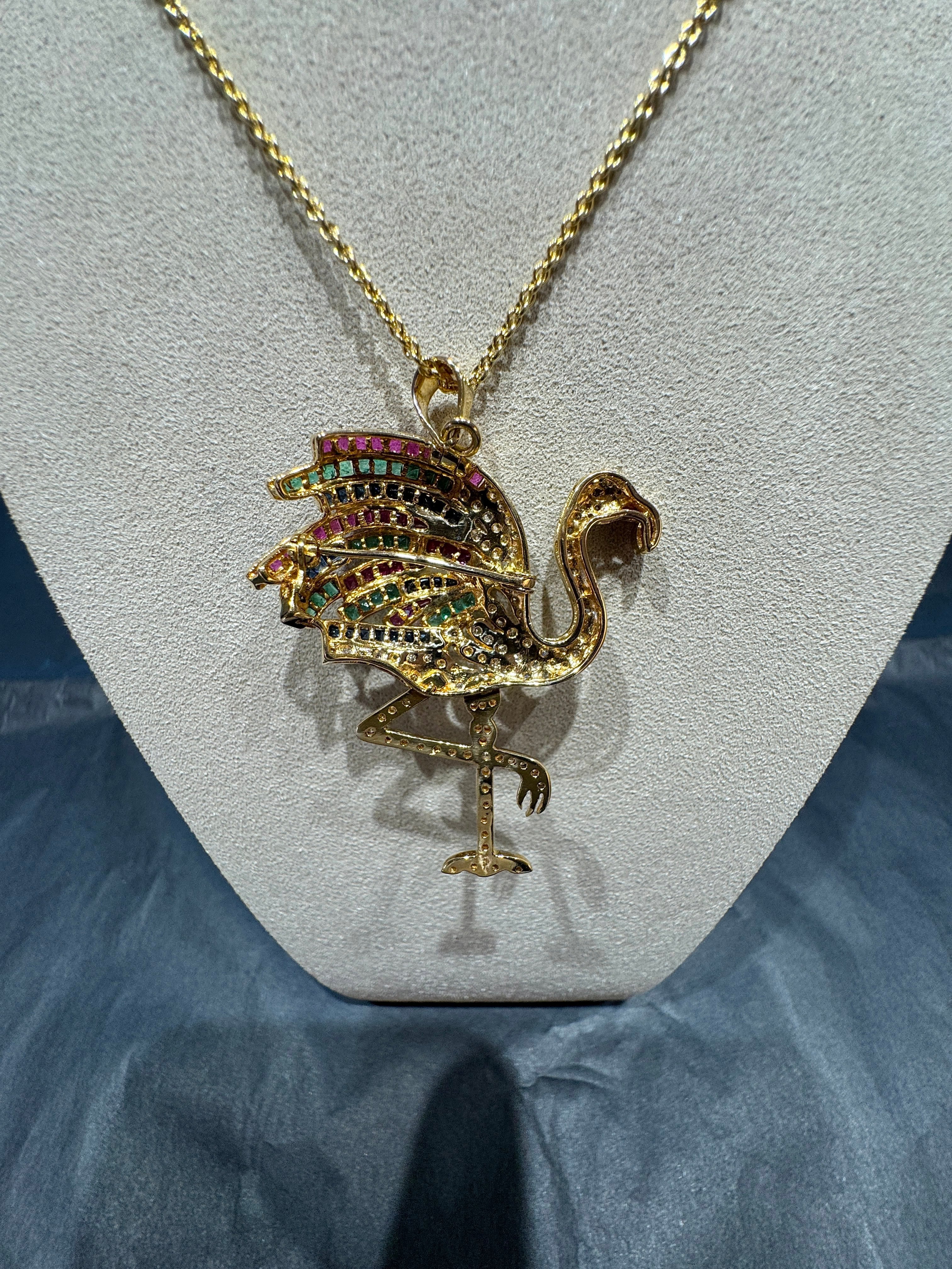 Flamingo-Anhänger in 18 Karat Gelbgold mit Smaragden, Rubinen, Saphiren & Diamanten