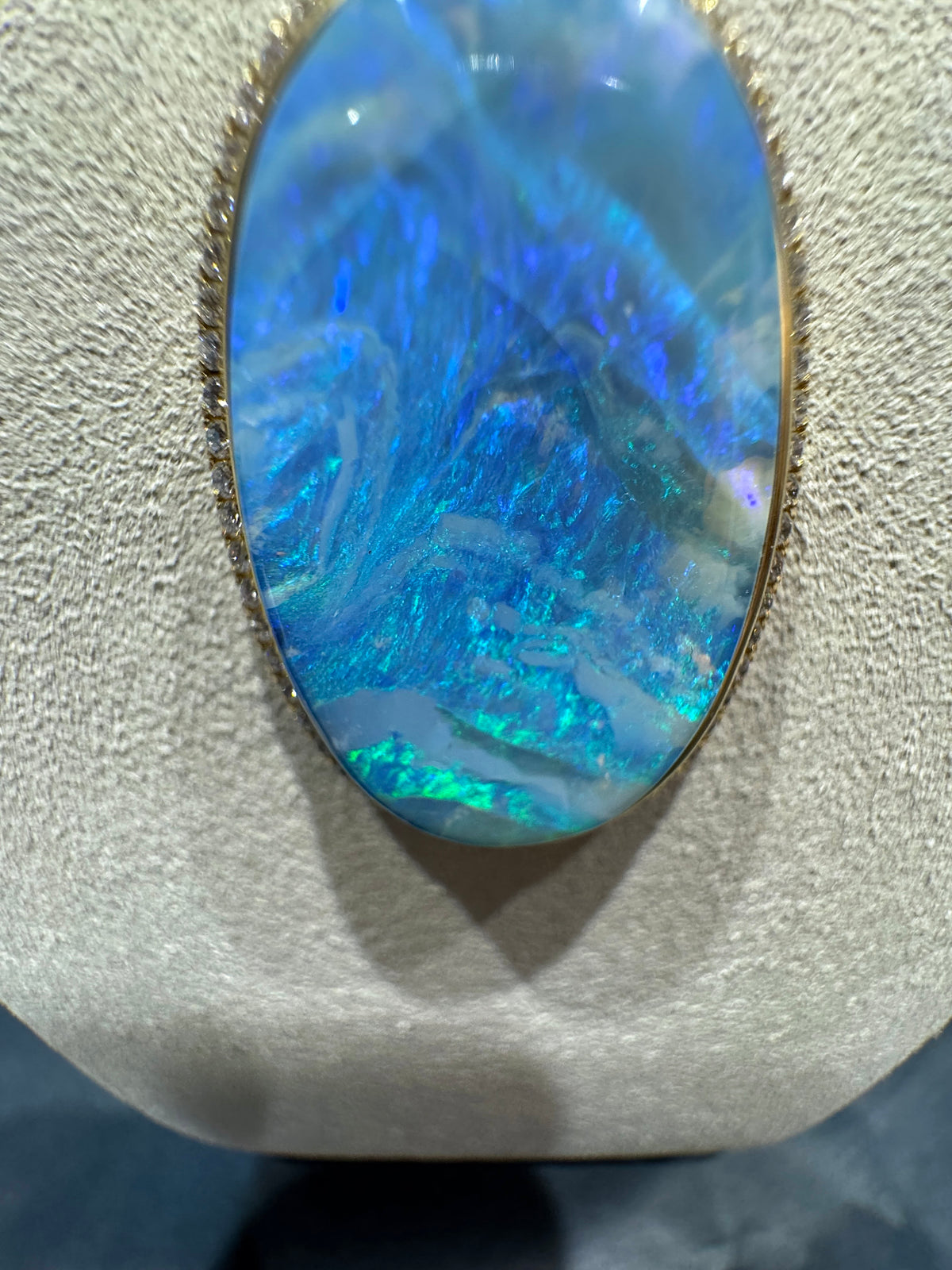 Prunkvoller Anhänger in 18 Karat Gelbgold mit australischem Boulderopal & Brillanten