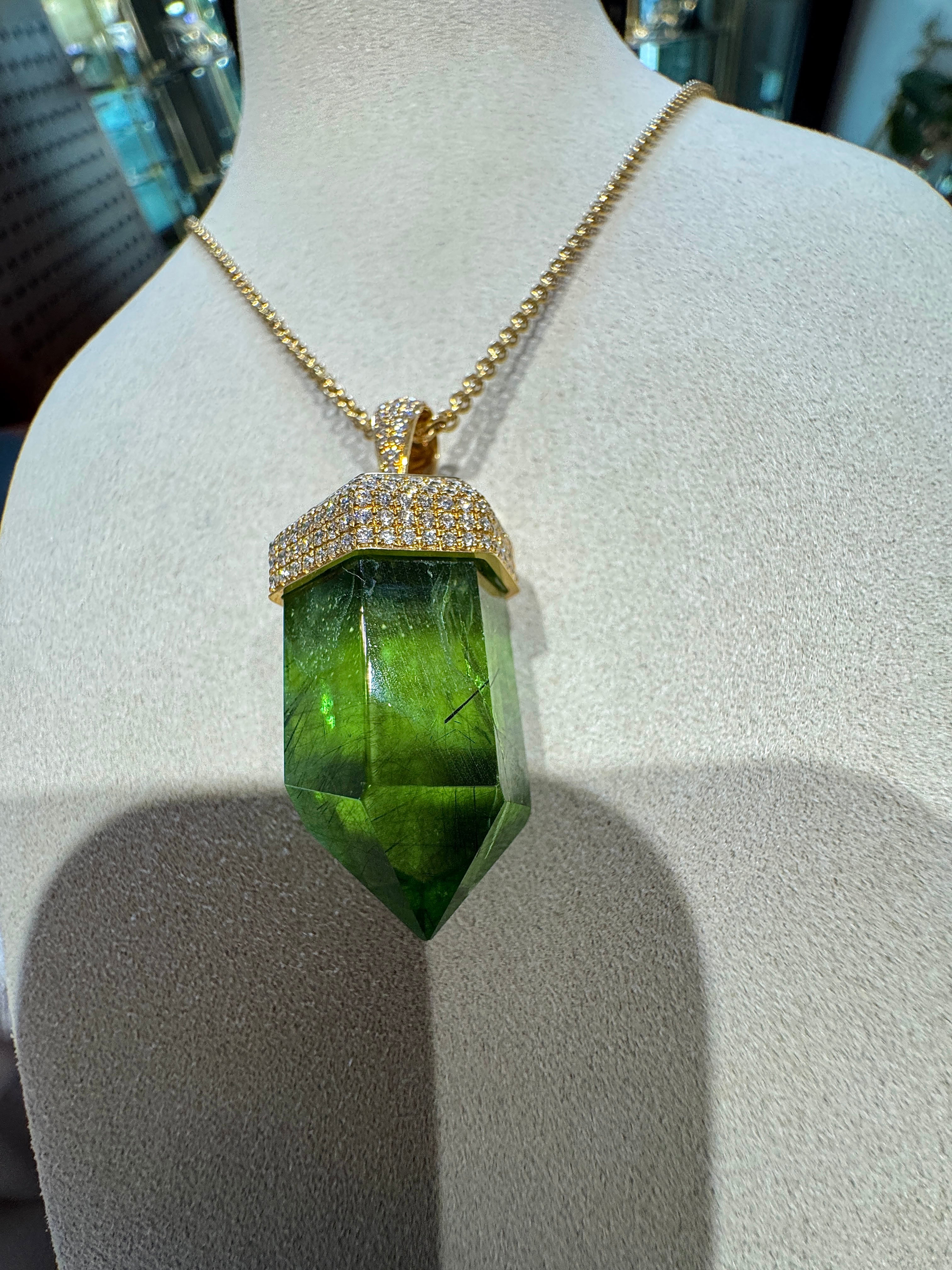 Ausgefallener Anhänger in 18 Karat Gelbgold mit besonderem Peridot & Brillanten
