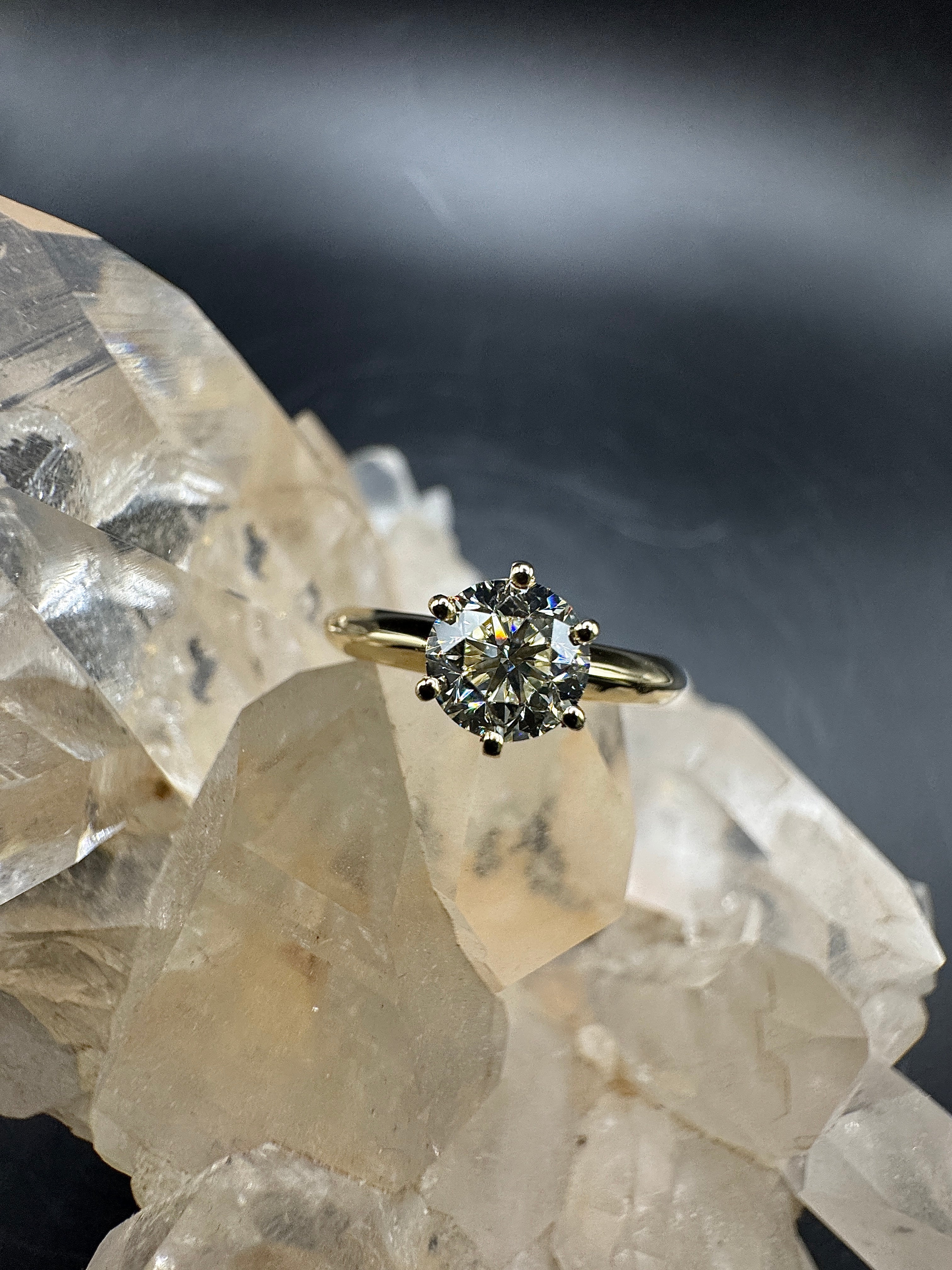 Moderner Solitärring in 18 Karat Gelbgold mit 1,02 Karat Brillant