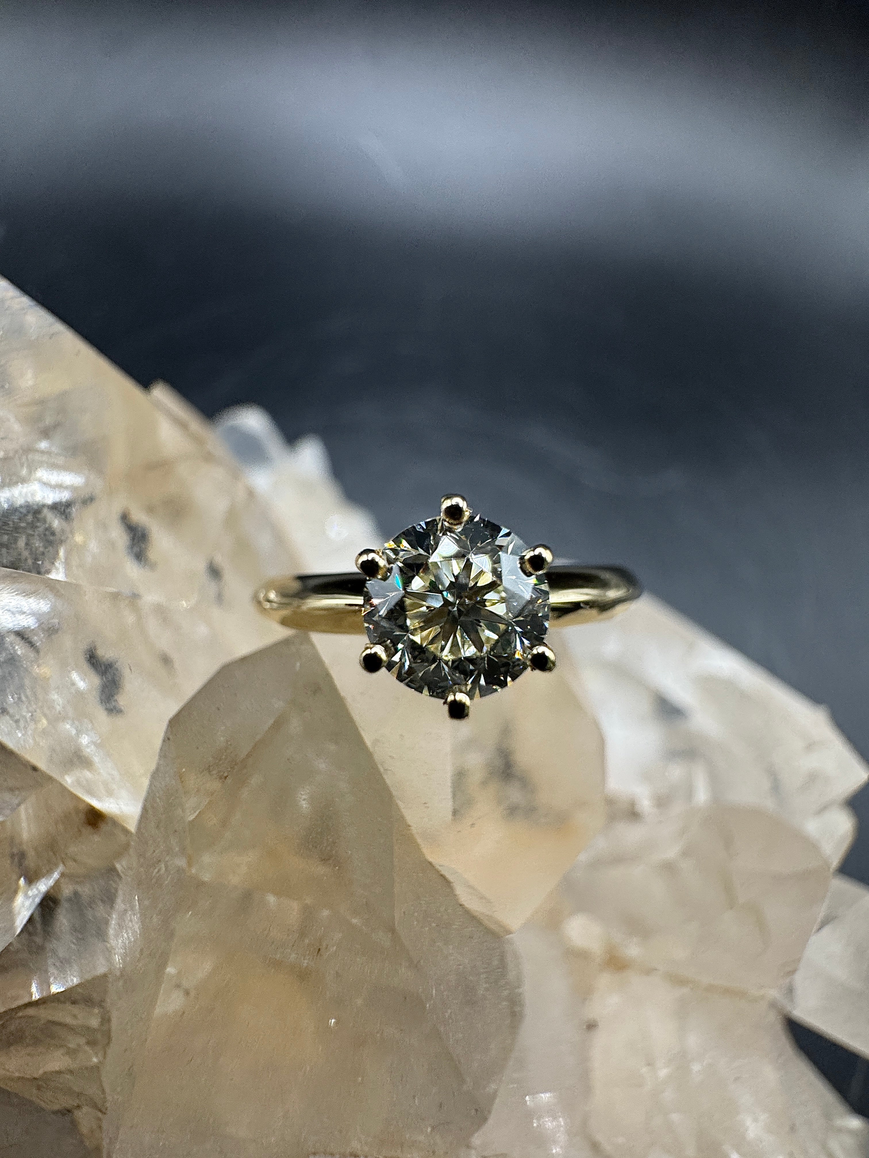 Moderner Solitärring in 18 Karat Gelbgold mit 1,02 Karat Brillant