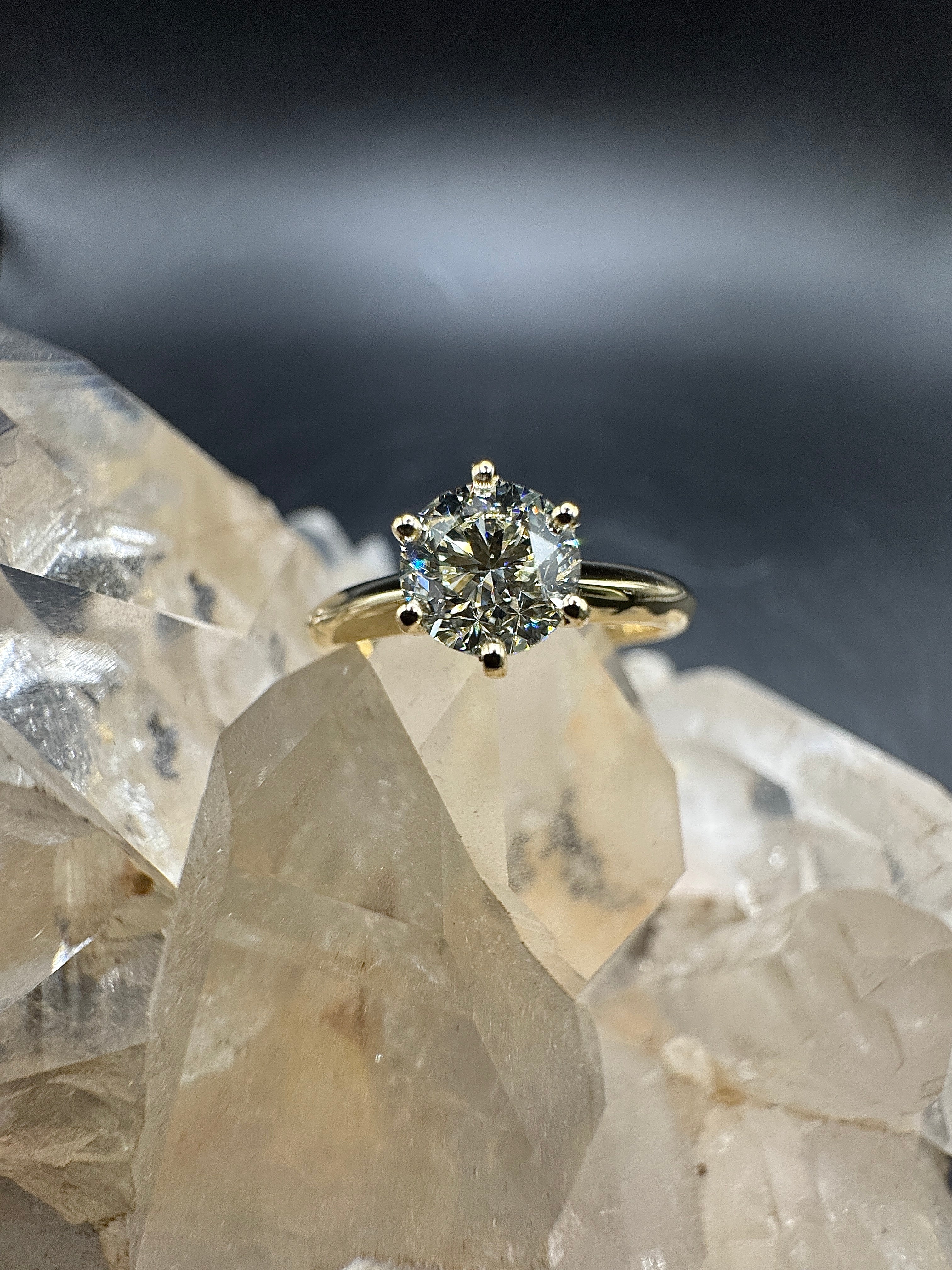 Moderner Solitärring in 18 Karat Gelbgold mit 1,02 Karat Brillant