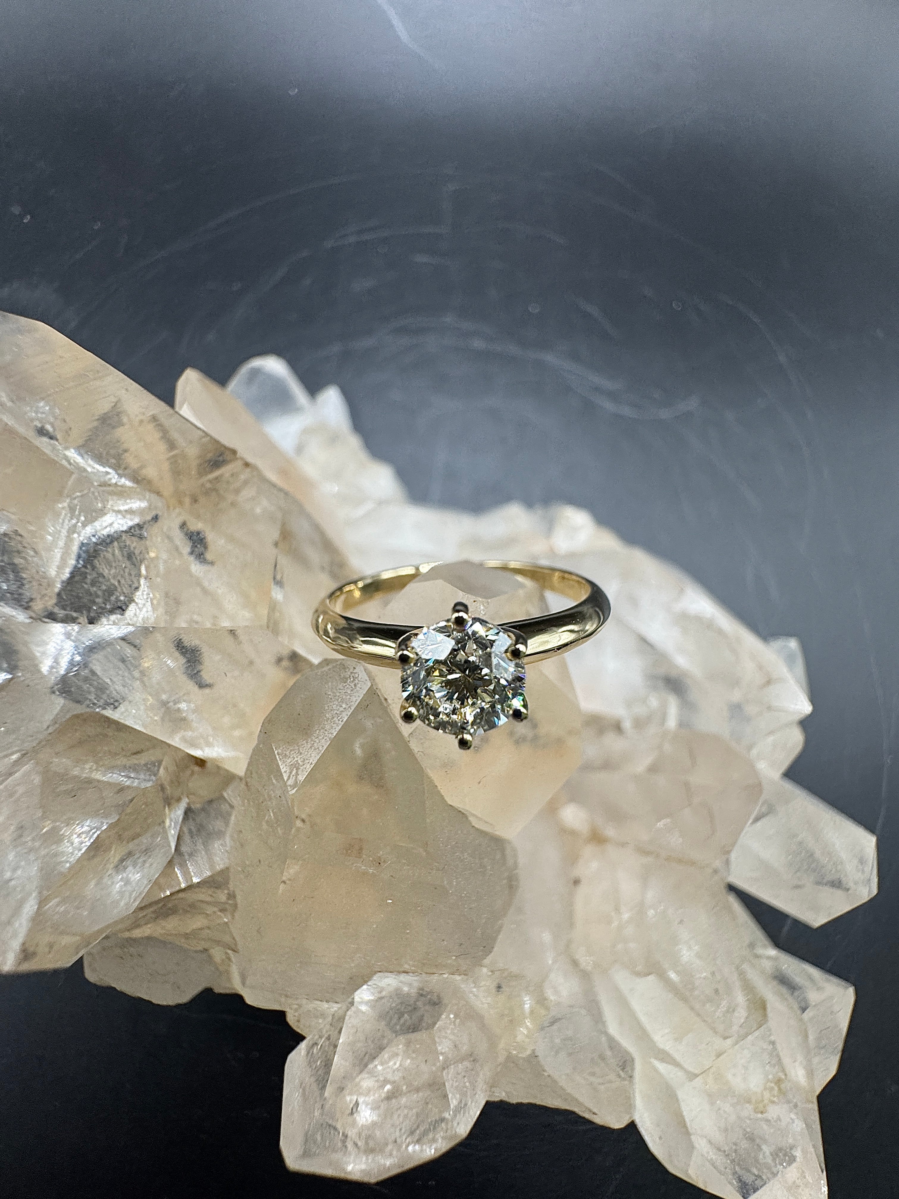 Moderner Solitärring in 18 Karat Gelbgold mit 1,02 Karat Brillant