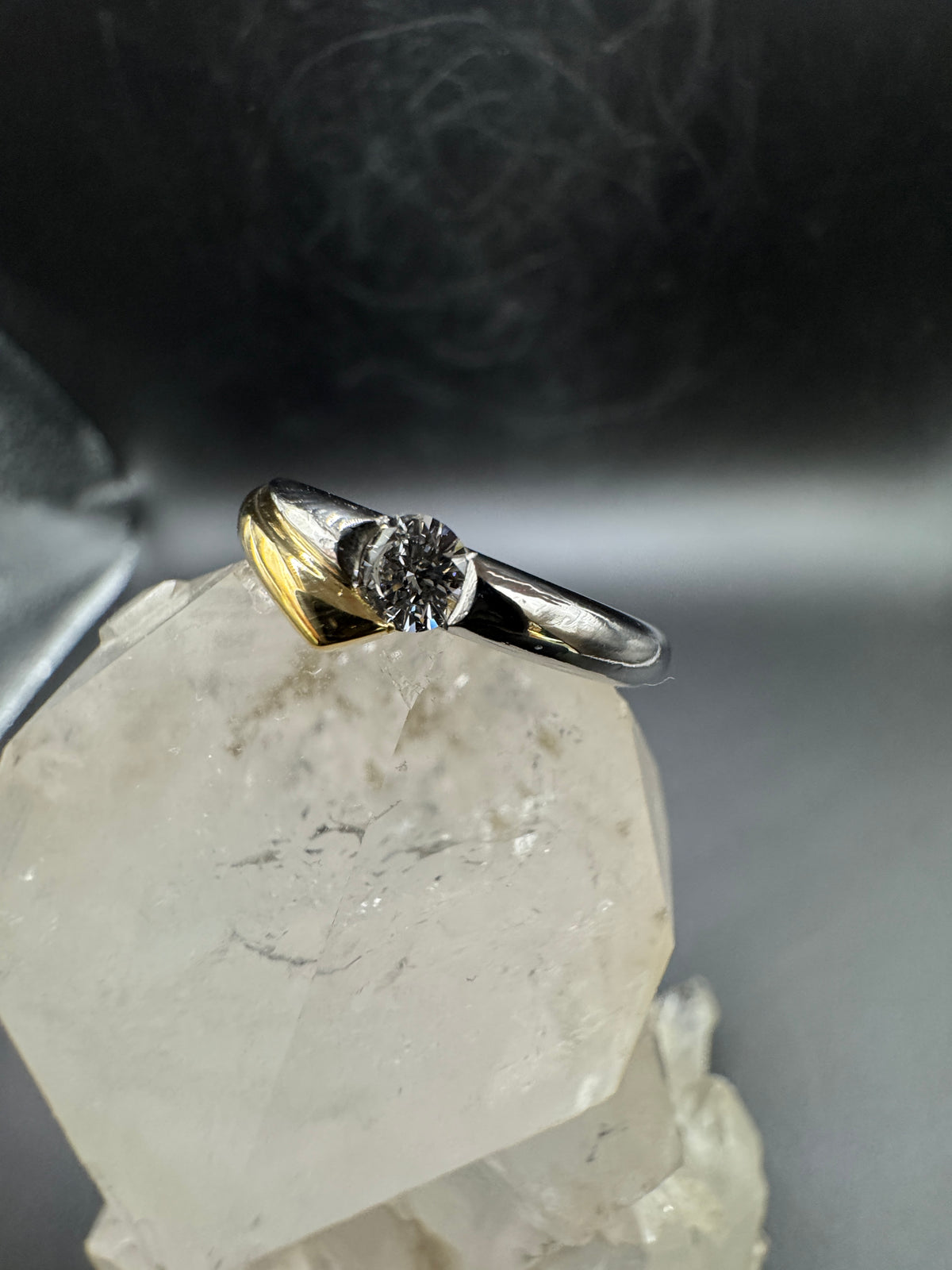 Noble bicolor ring made of 18 carat yellow gold and 950 platinum with very fine diamonds - handmade