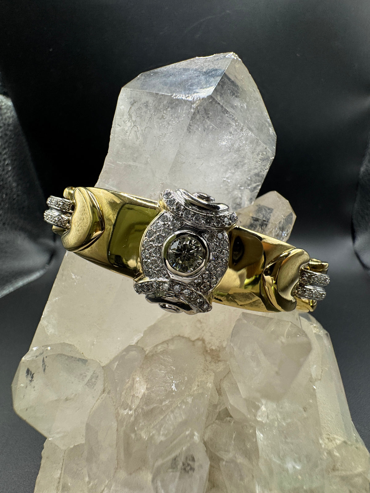 Dominantes Armband/Armreif in 18 Karat Gelb-und Weißgold mit feinen Brillanten