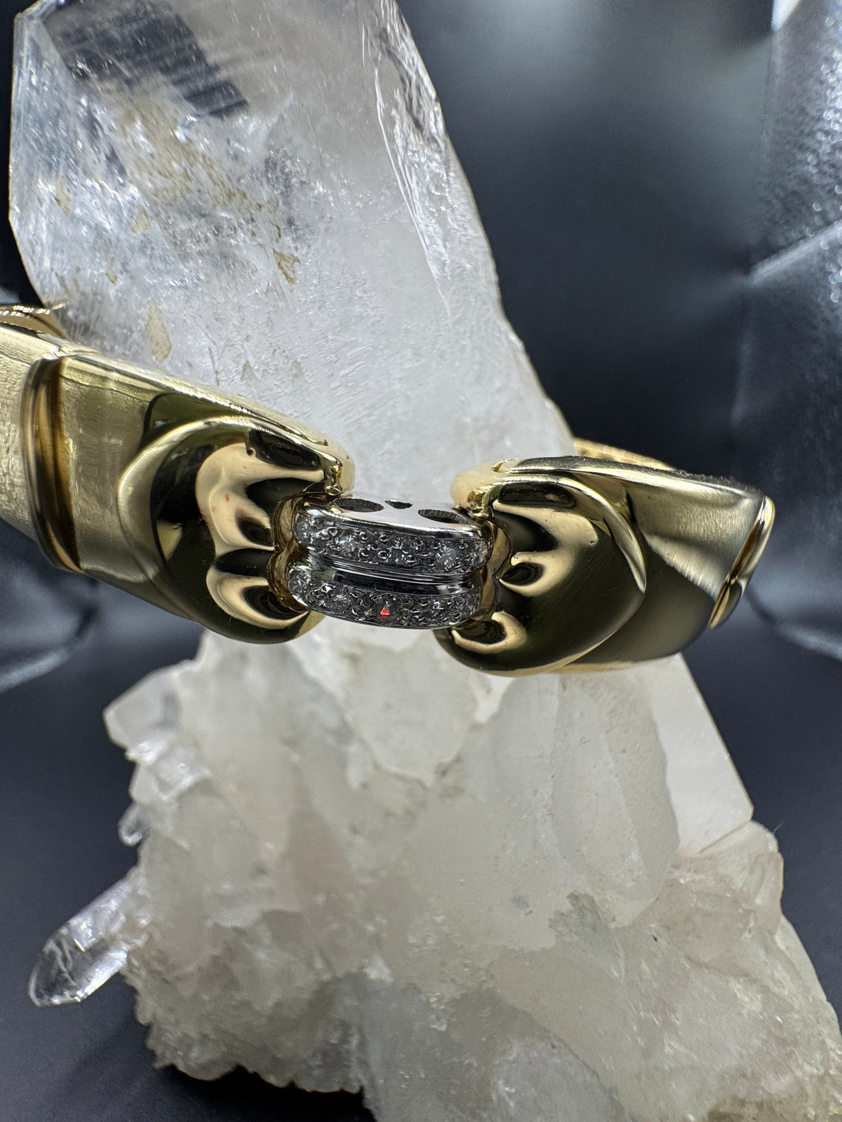 Dominantes Armband/Armreif in 18 Karat Gelb-und Weißgold mit feinen Brillanten