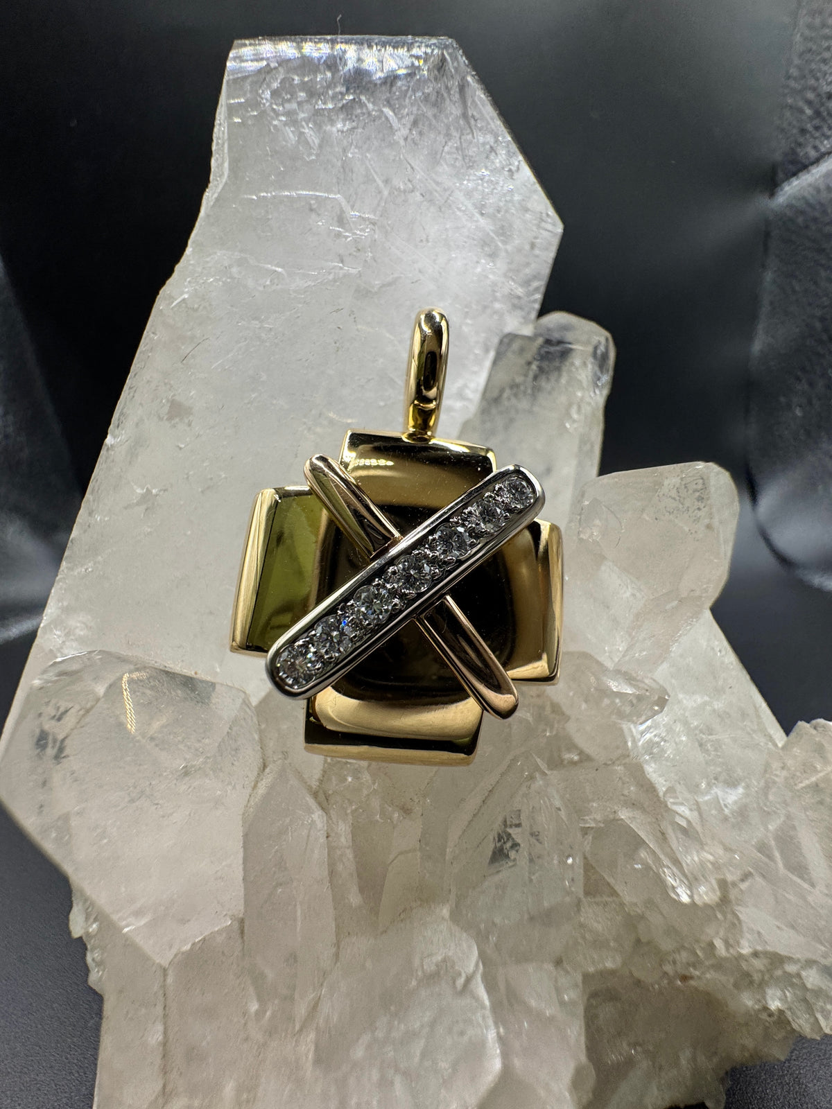 Elegant tricolor pendant in 18 karat gold with very fine brilliant-cut diamonds