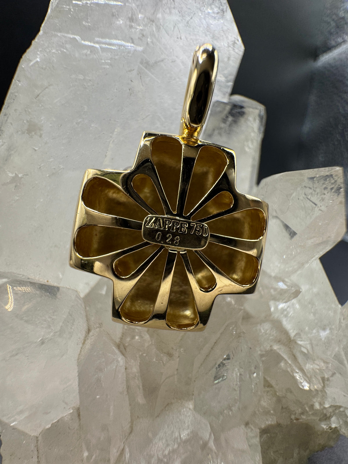 Elegant tricolor pendant in 18 karat gold with very fine brilliant-cut diamonds