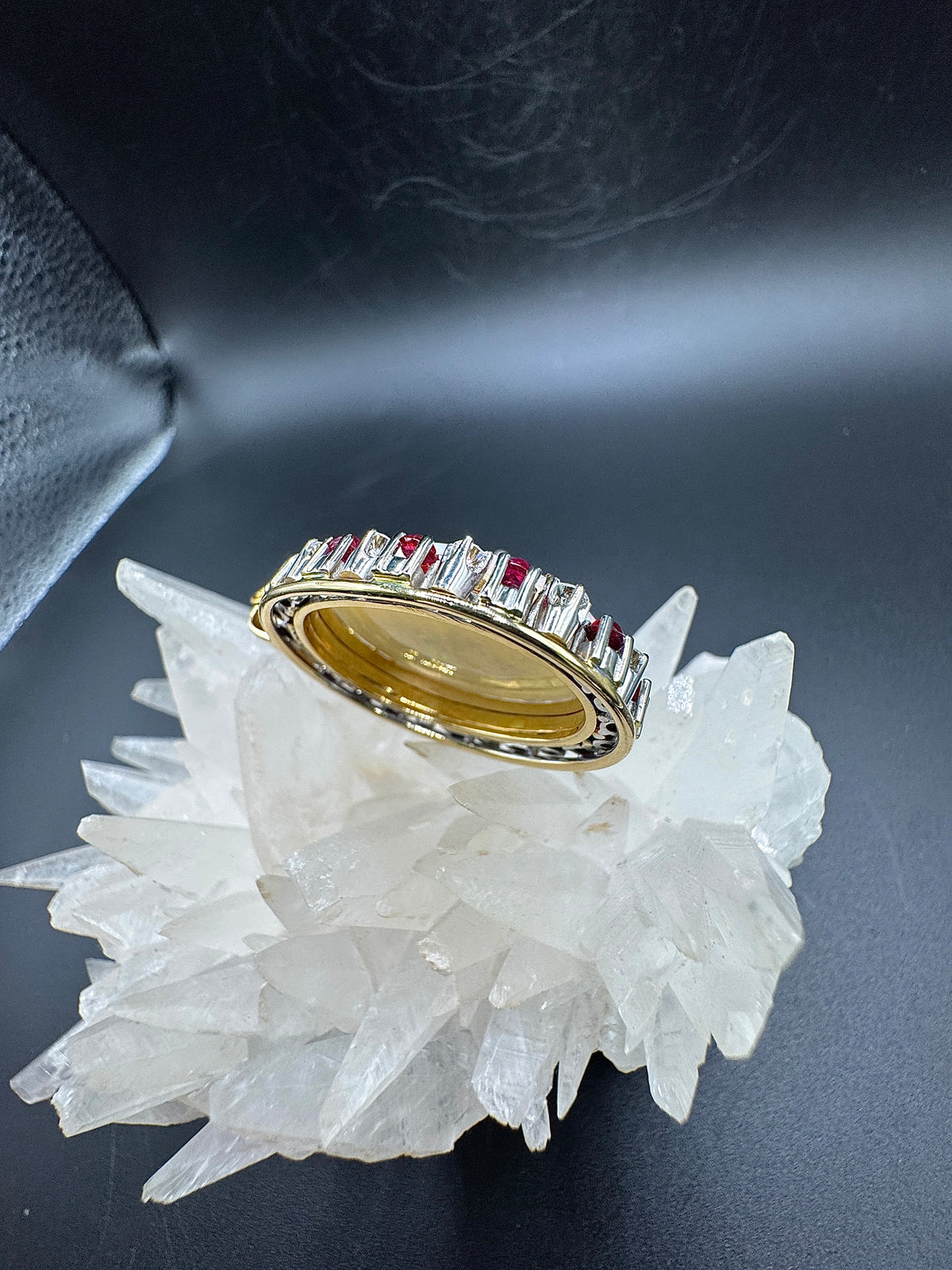 Handgefertigter Anhänger in 18 Karat Gelb -und Weißgold mit australischem Opal, Brillanten & Rubin