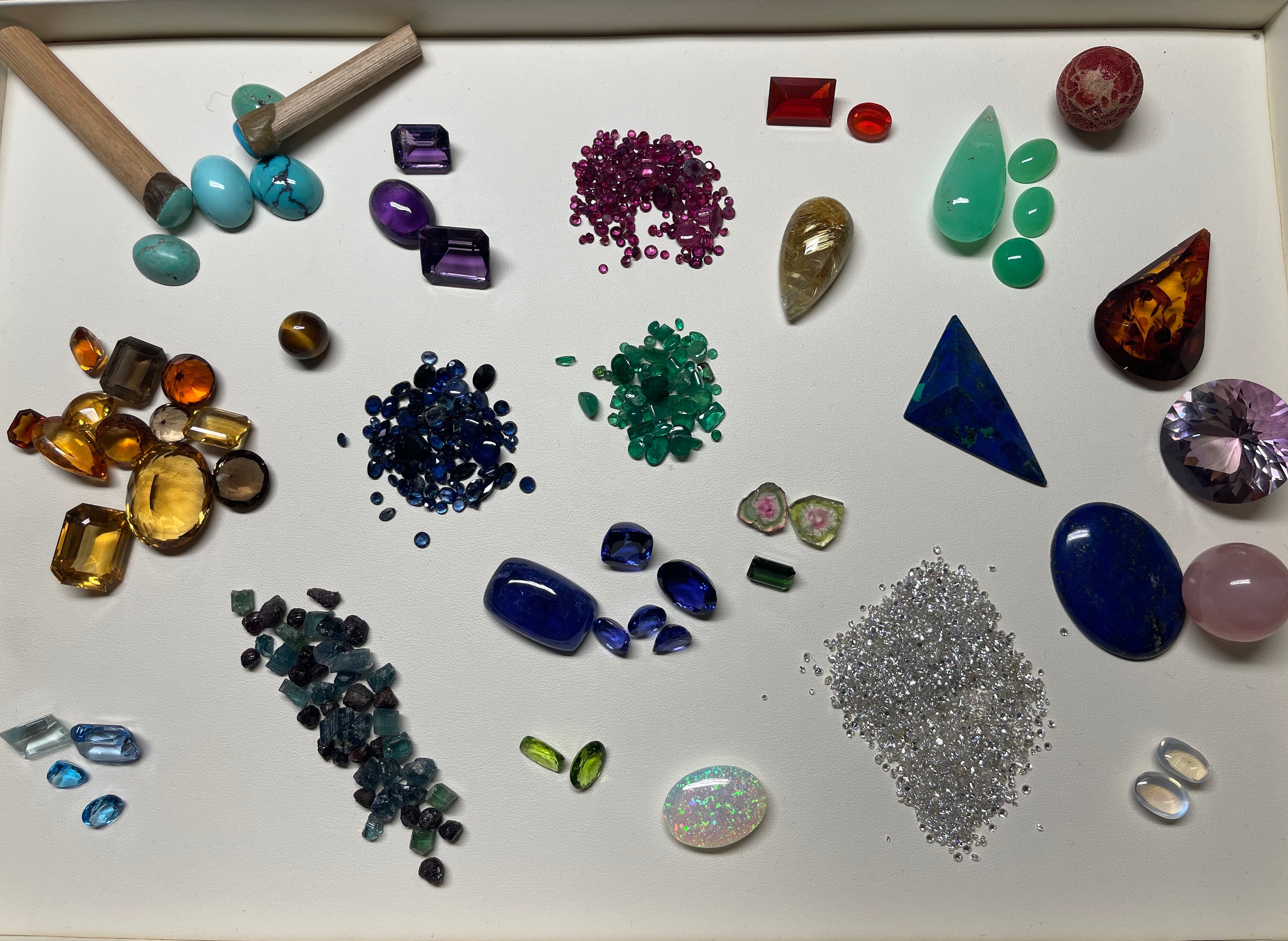 Edelsteine und Diamanten auf Tablett ausgestellt in Augsburg