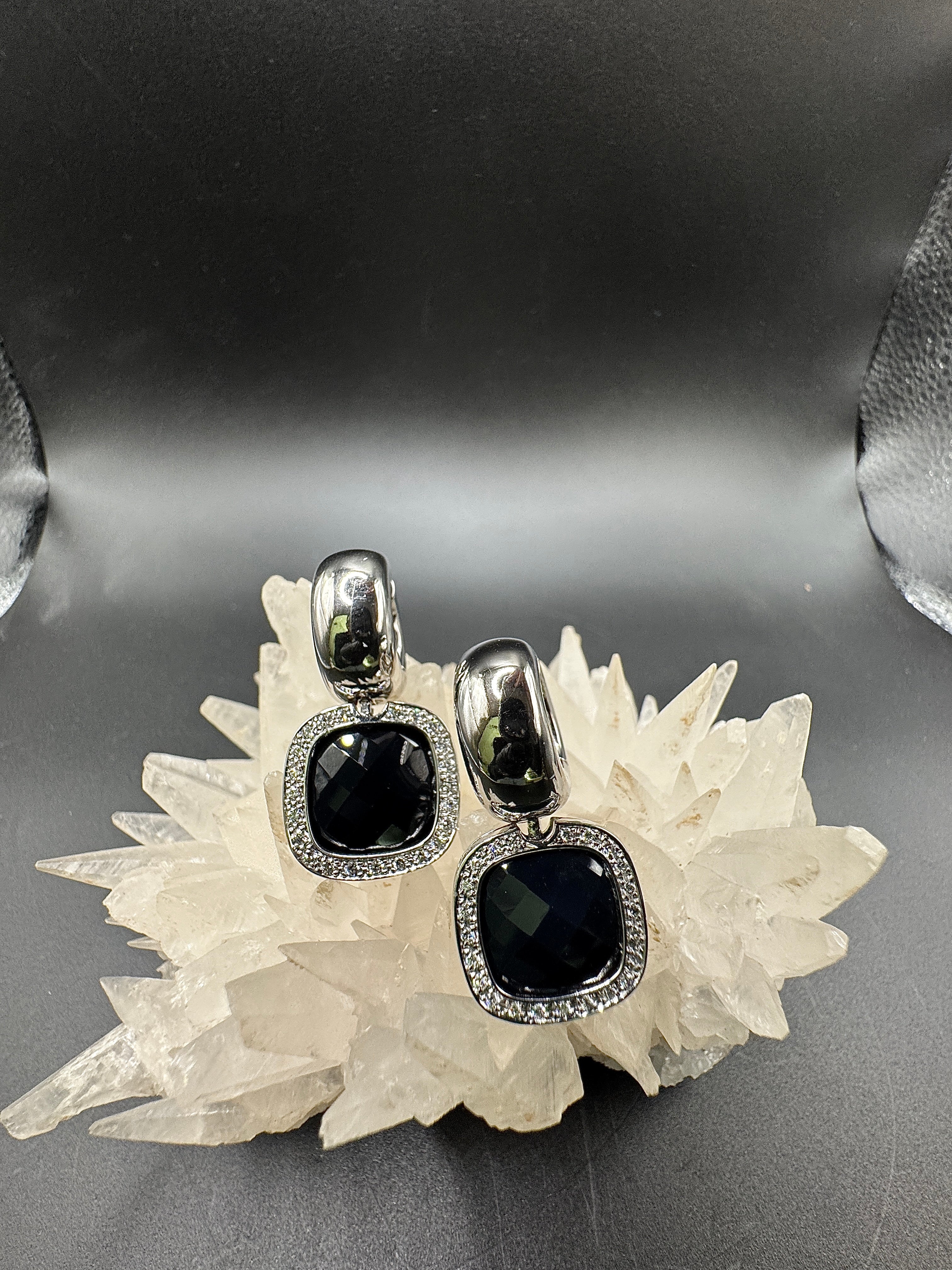 Elegante oorbellen in 14 karaat witgoud met diamanten en onix
