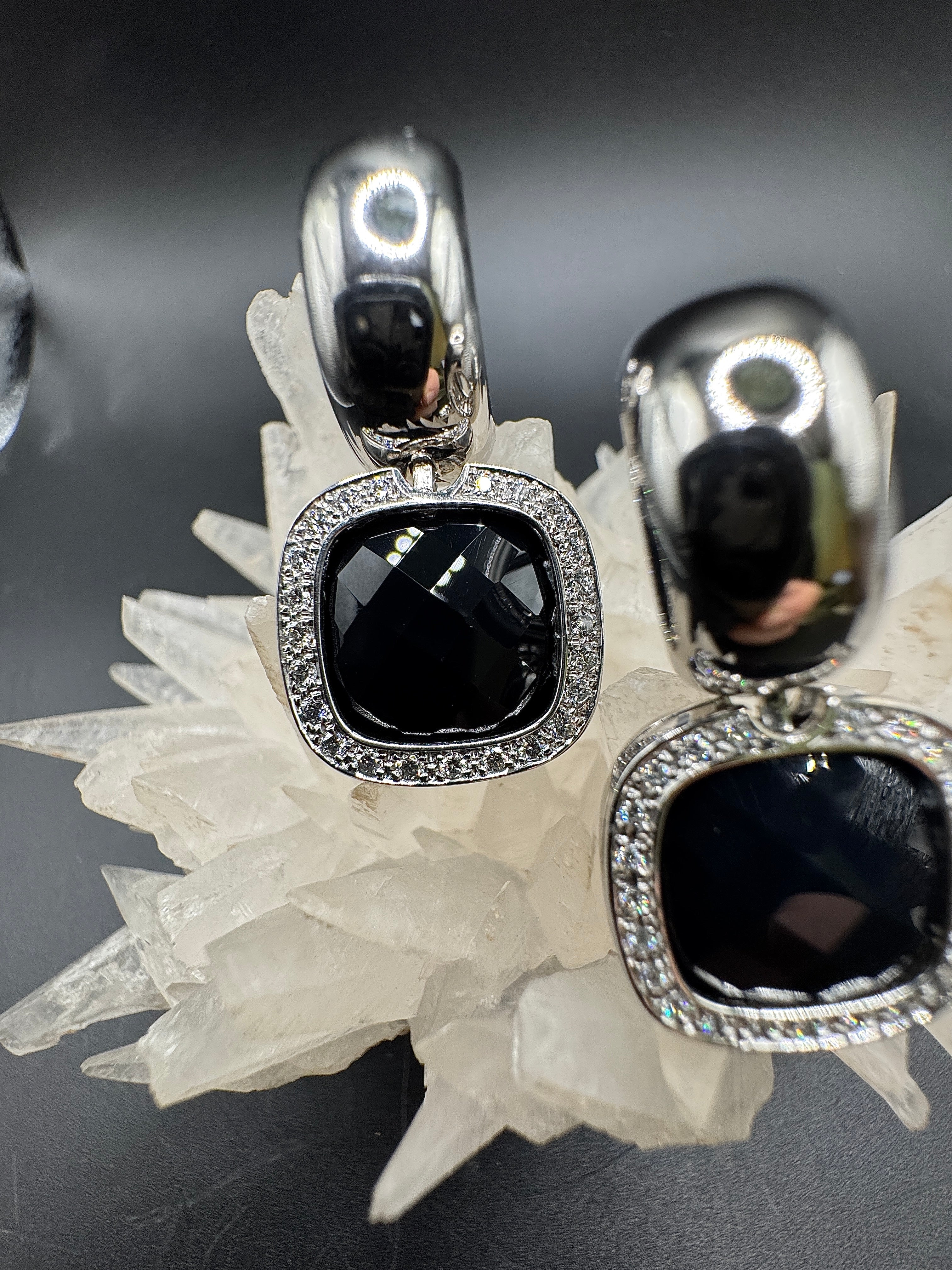 Elegante oorbellen in 14 karaat witgoud met diamanten en onix