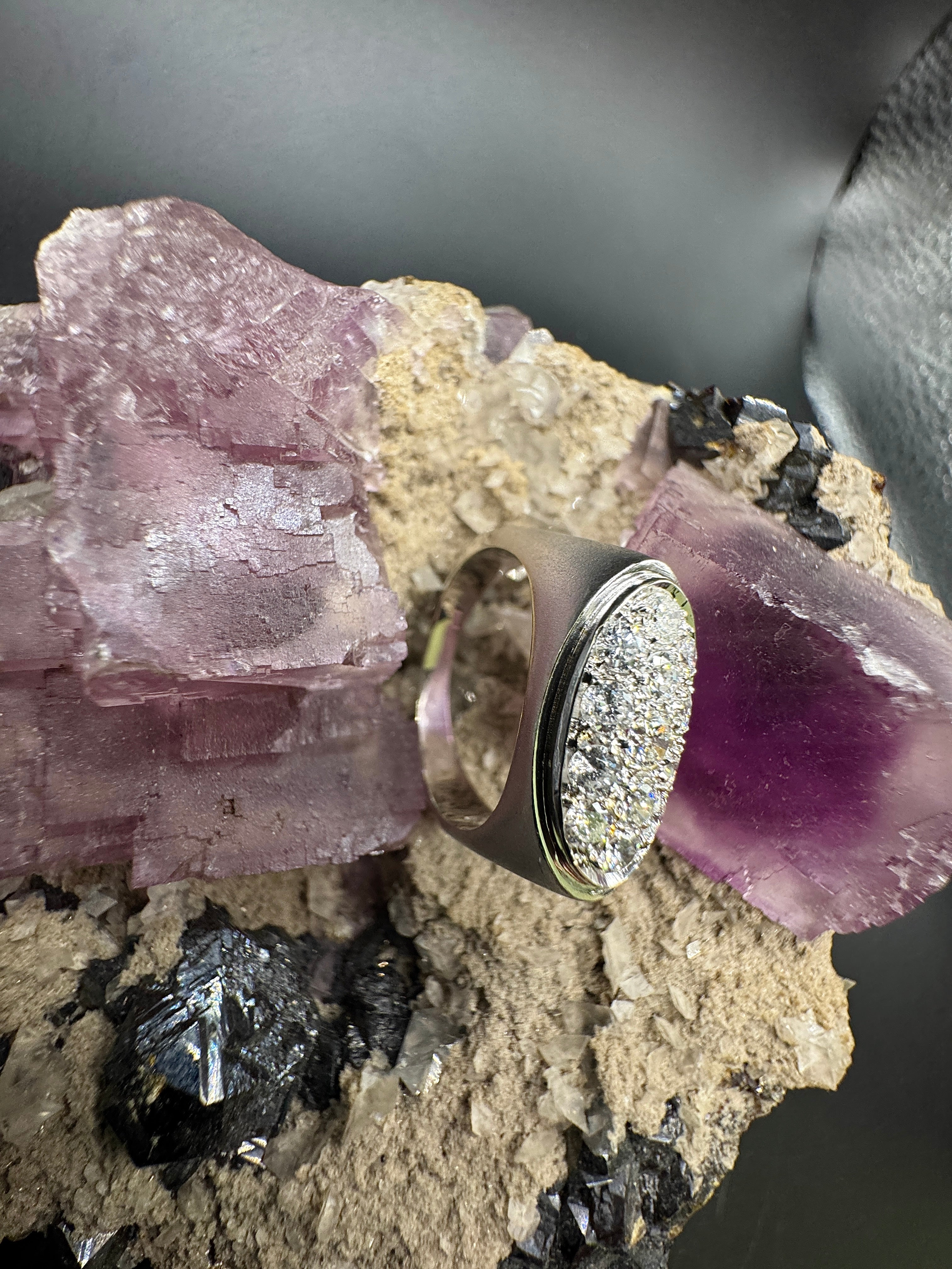 Massieve 18k witgouden ring bezet met zeer fijne pavé briljant geslepen diamanten