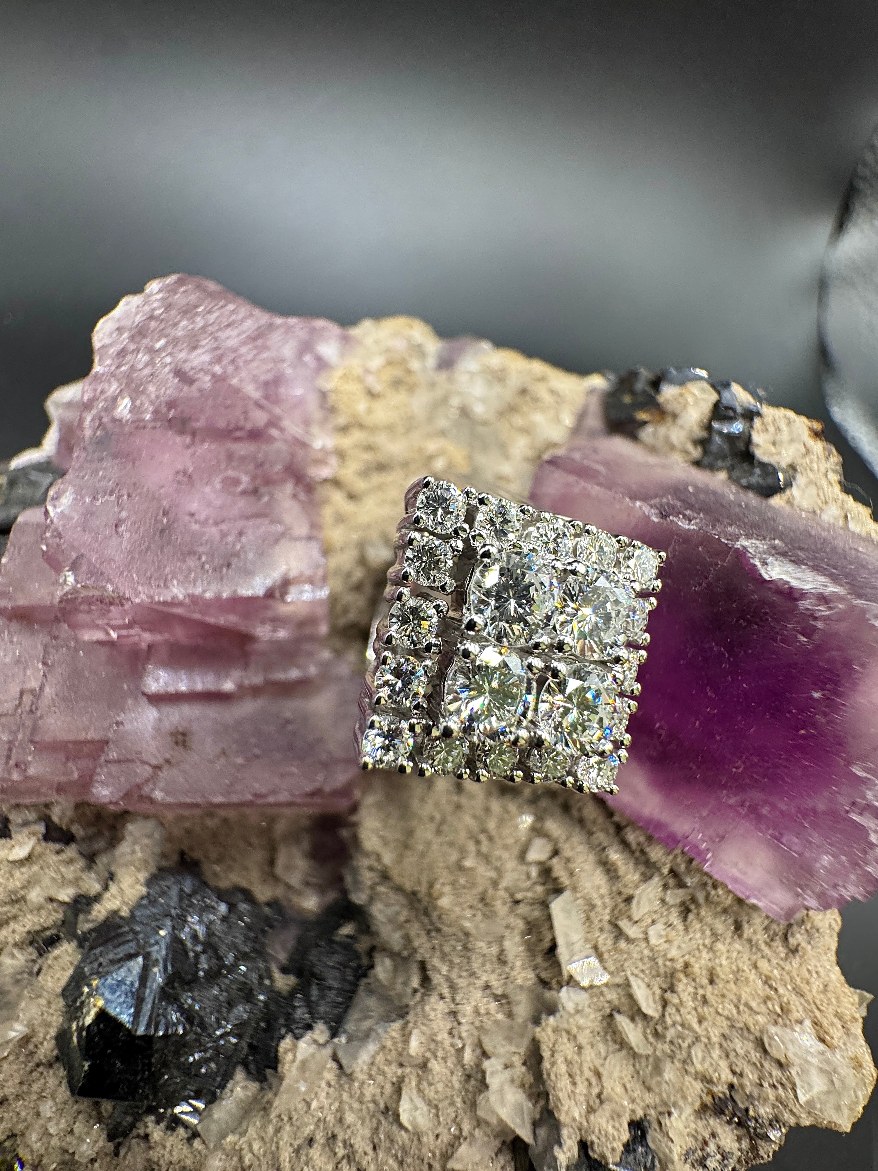 Hoekige witgouden ring van 14 karaat met zeer fijne briljant geslepen diamanten TW/VVS