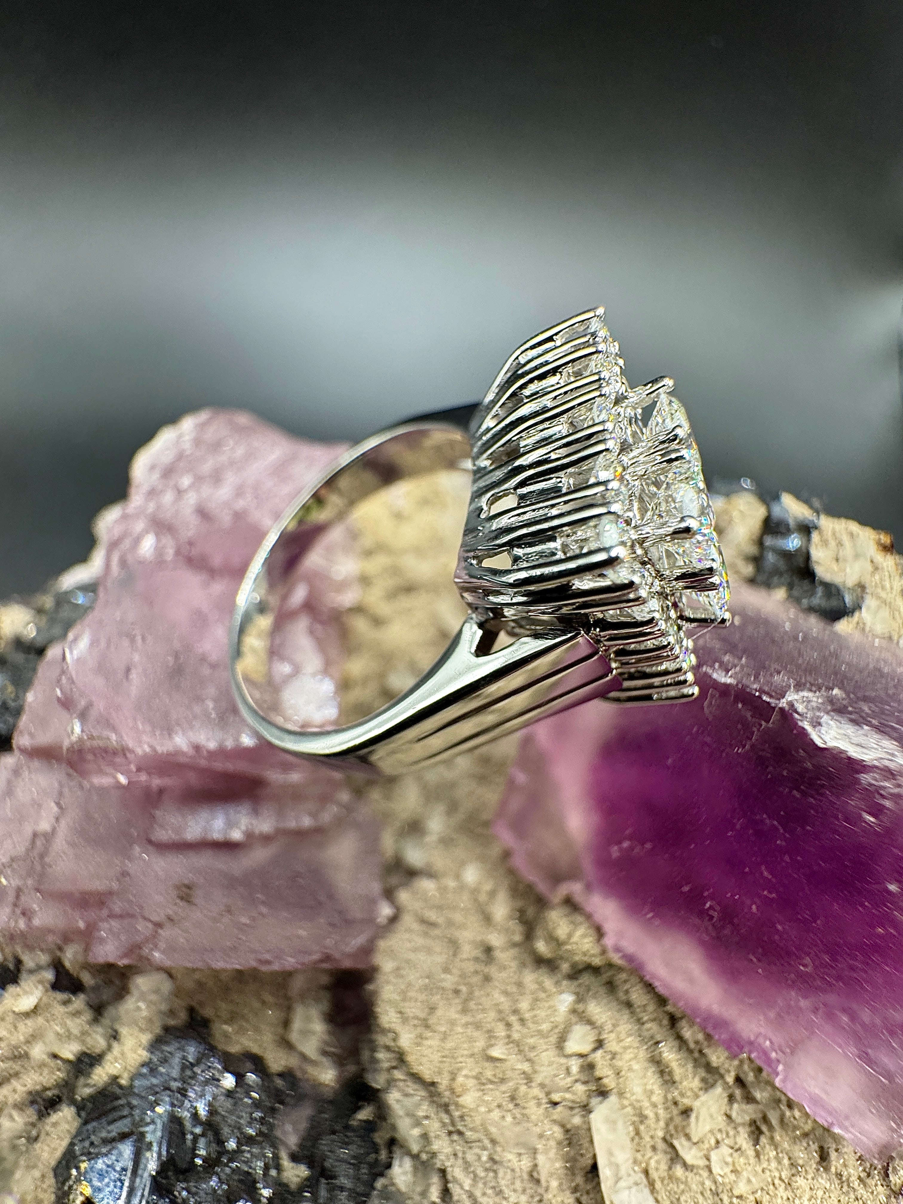 Hoekige witgouden ring van 14 karaat met zeer fijne briljant geslepen diamanten TW/VVS