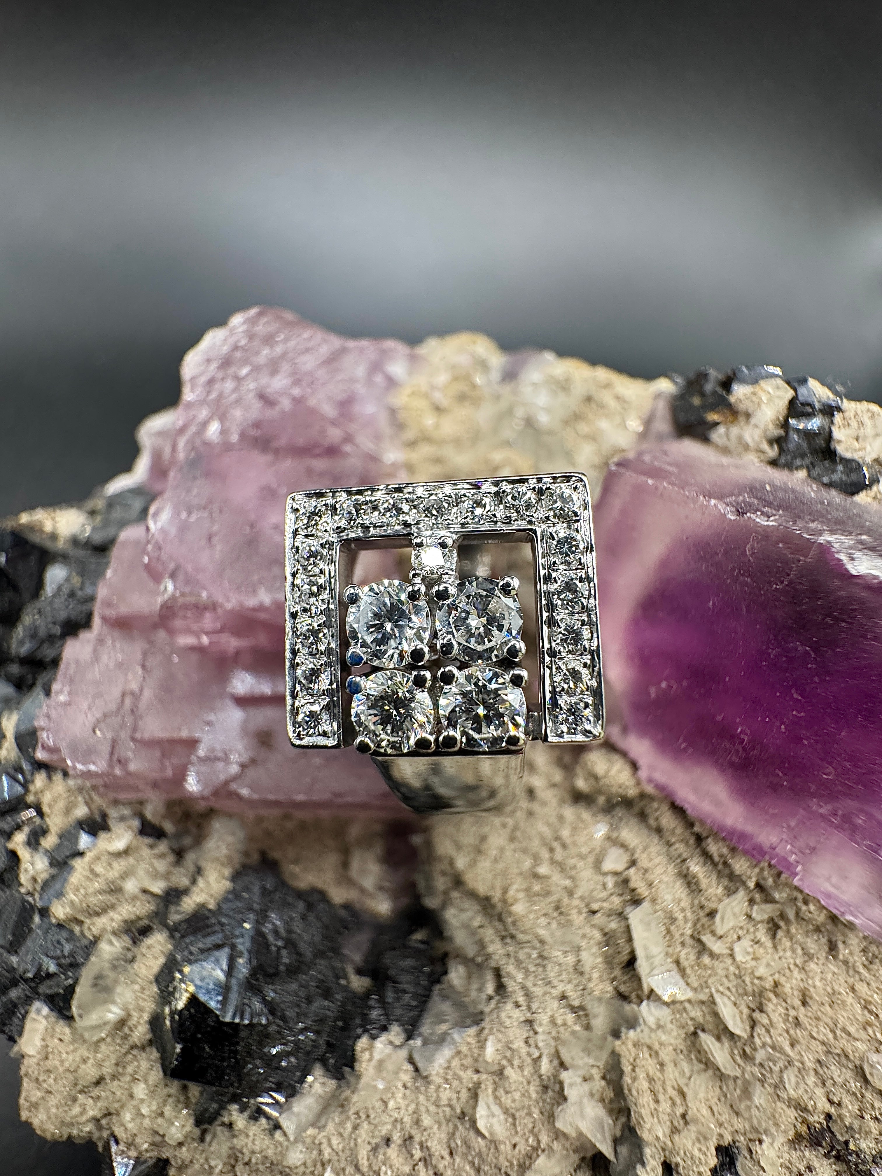 Hoekige witgouden ring van 18 karaat met zeer fijne briljant geslepen diamanten TW/VS