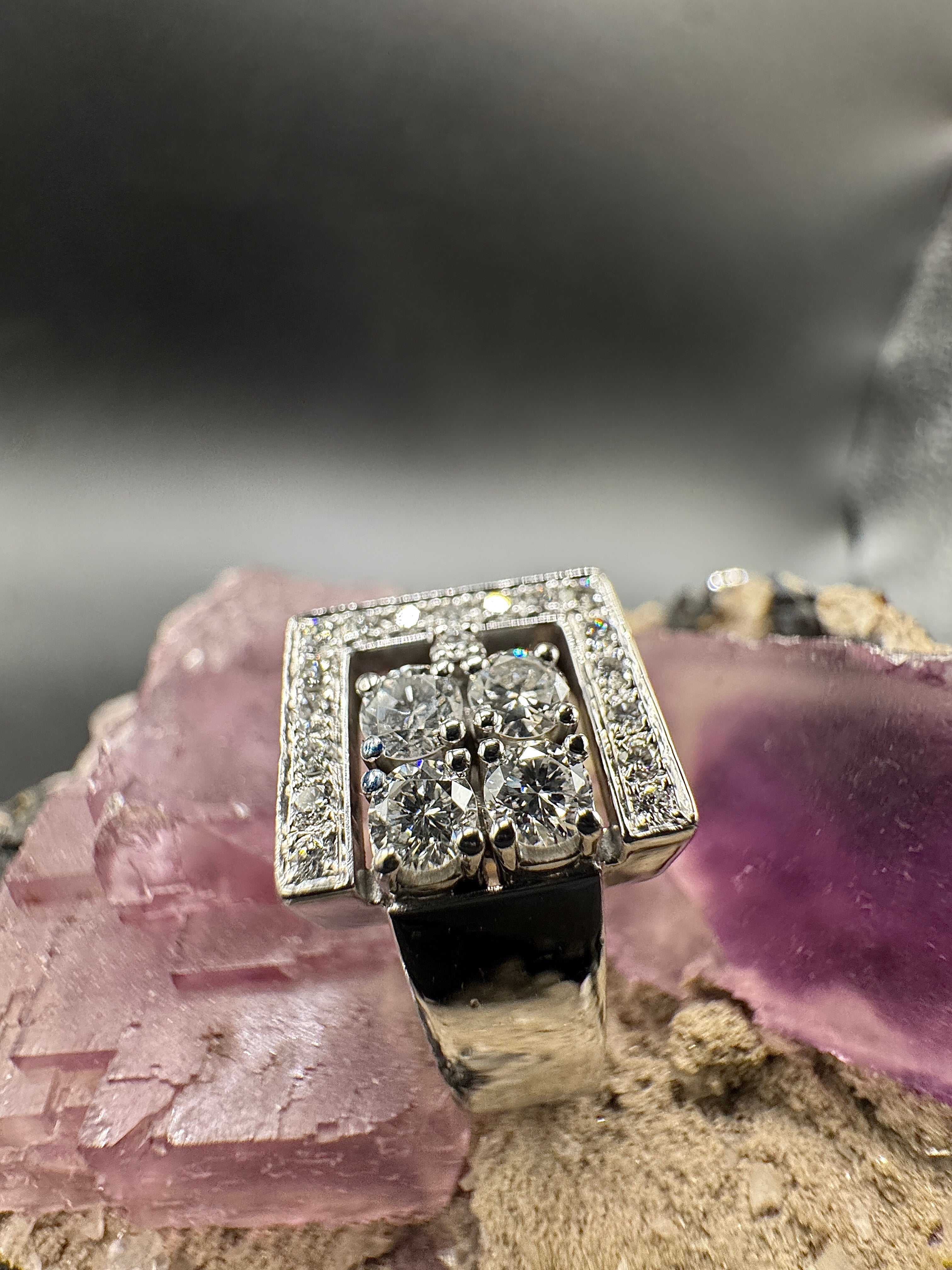 Hoekige witgouden ring van 18 karaat met zeer fijne briljant geslepen diamanten TW/VS