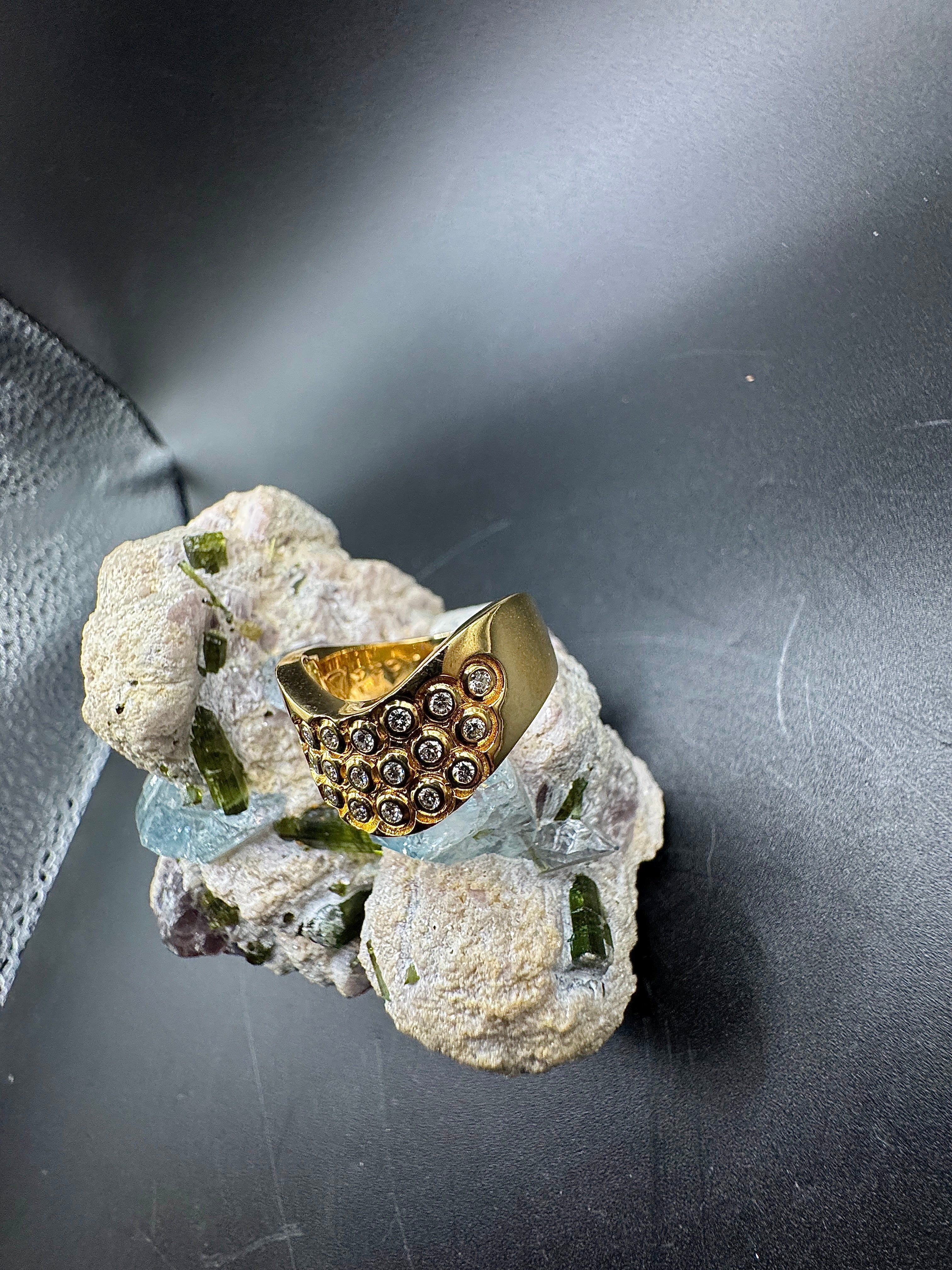 Elegante geelgouden ring van 18 karaat met zeer fijne diamanten