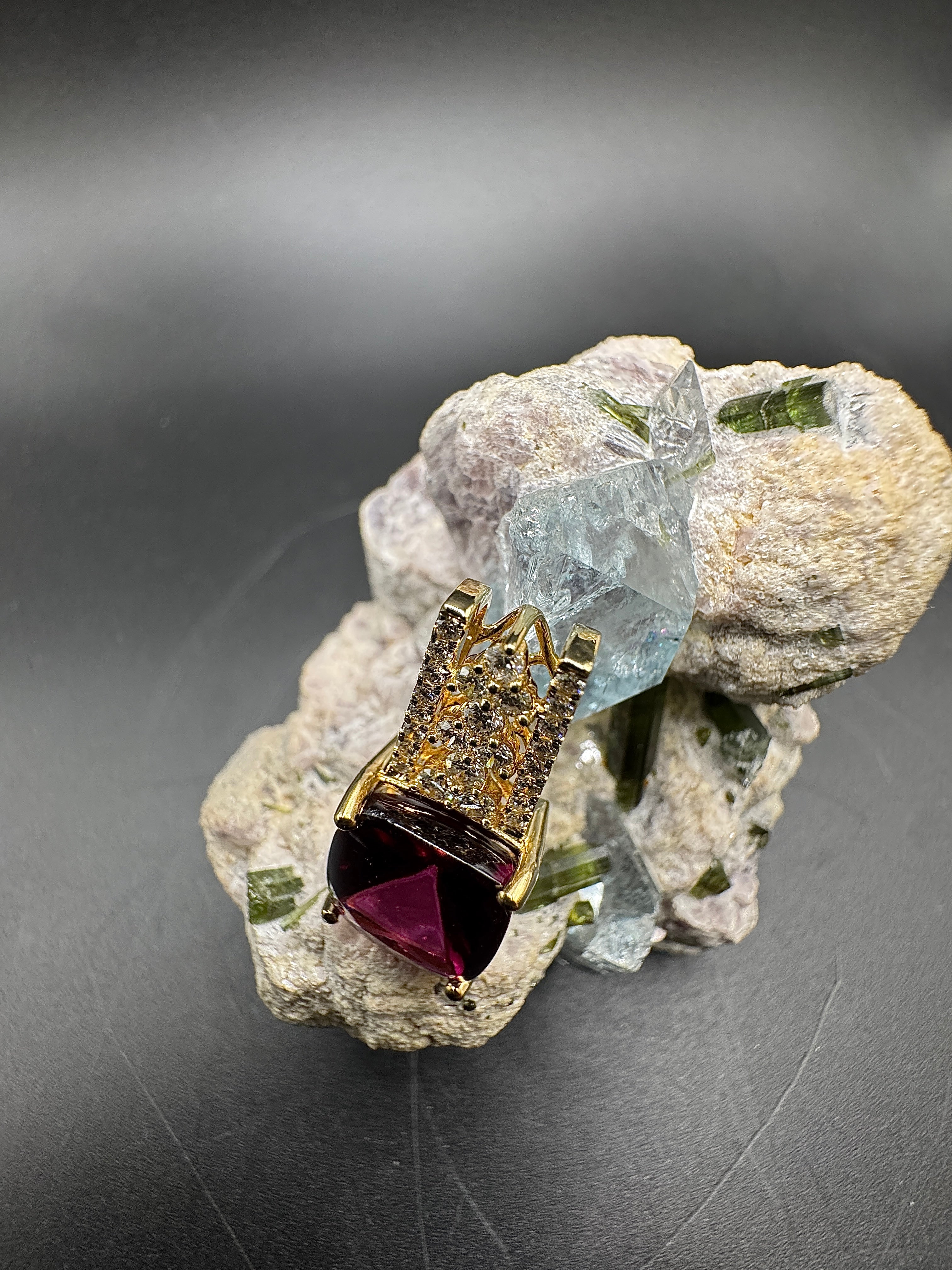 Moderne edelsteenhanger in 18 karaat geelgoud met grote rhodoliet en fijne briljant geslepen diamanten