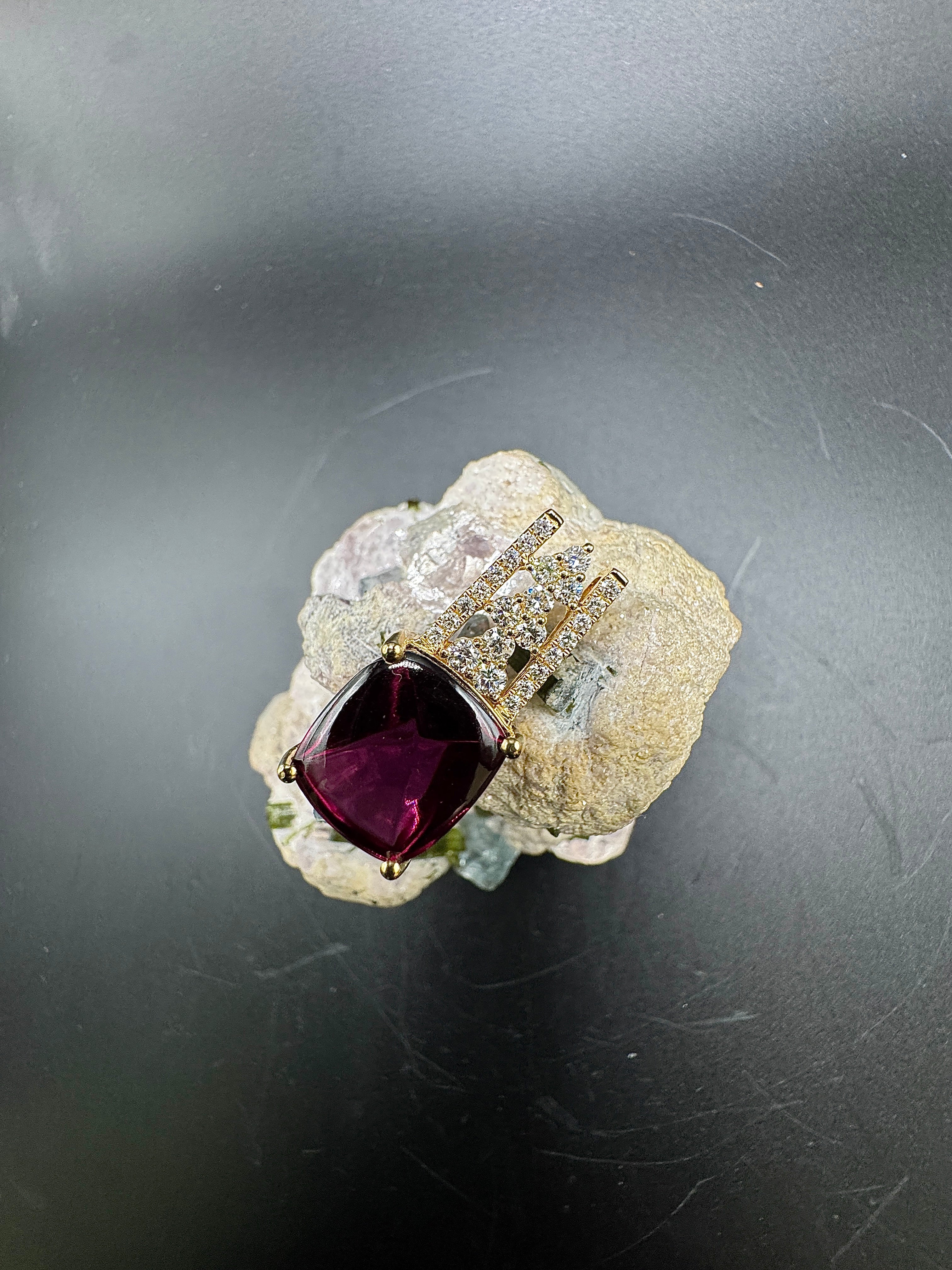 Moderne edelsteenhanger in 18 karaat geelgoud met grote rhodoliet en fijne briljant geslepen diamanten