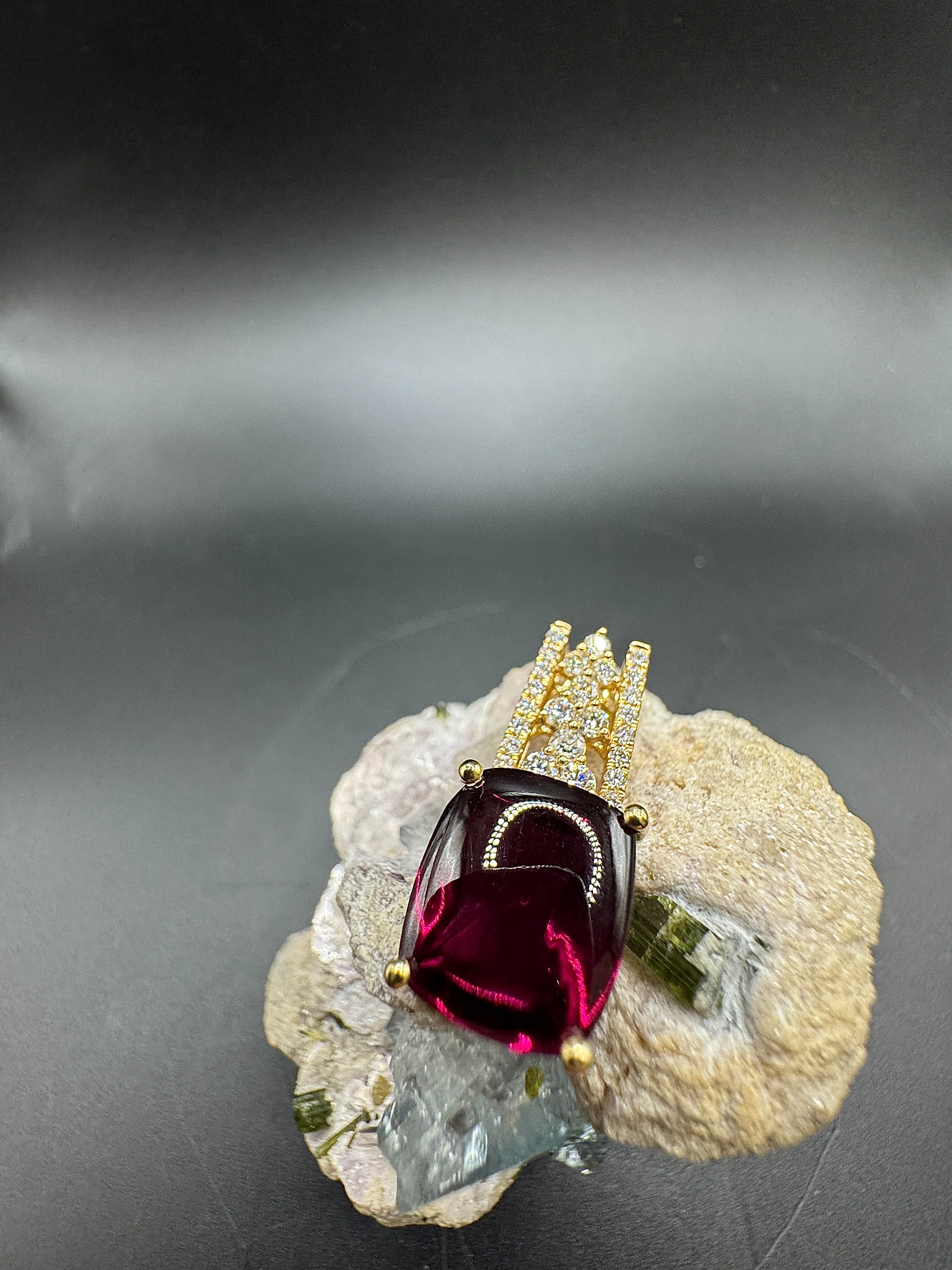 Moderne edelsteenhanger in 18 karaat geelgoud met grote rhodoliet en fijne briljant geslepen diamanten