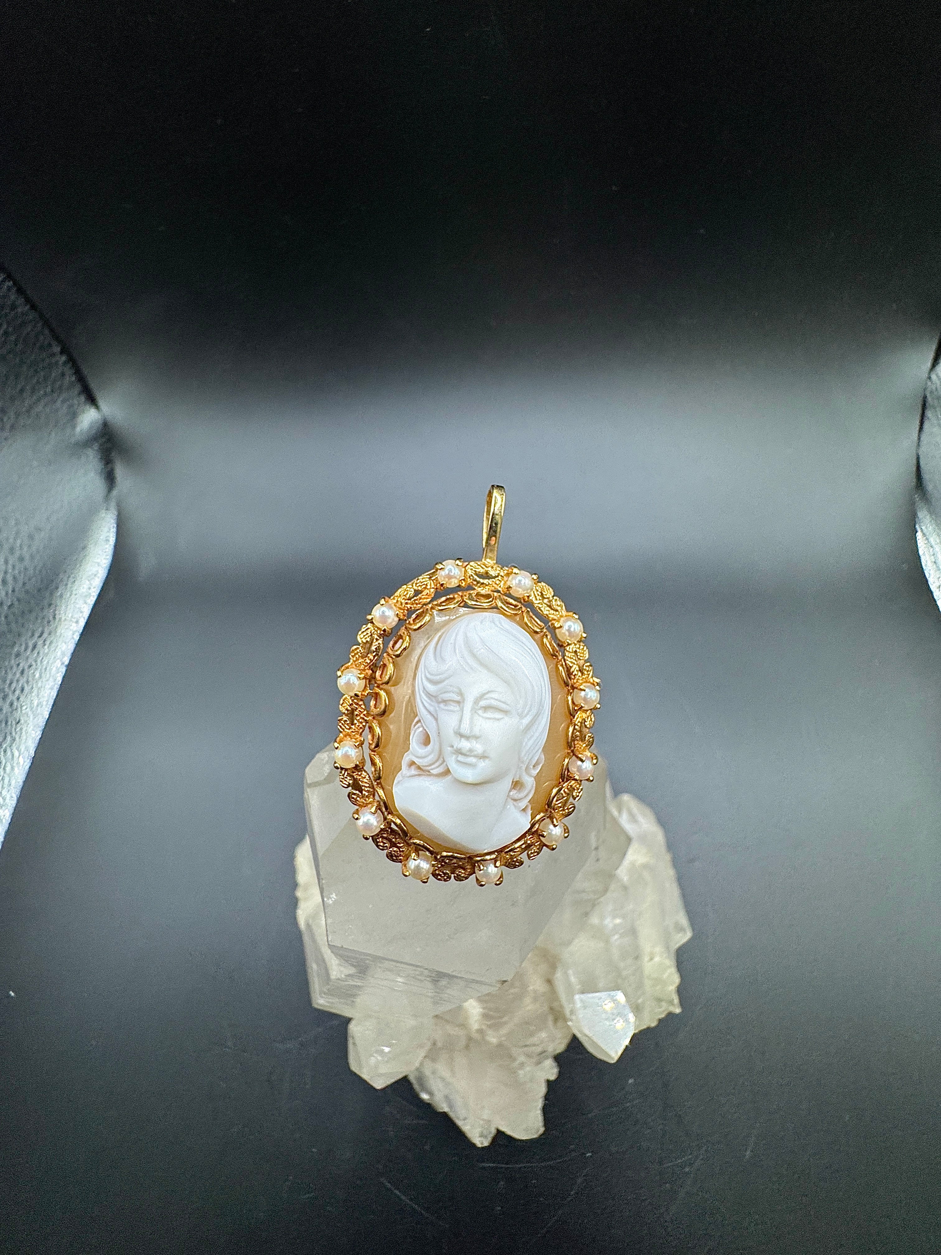 Antique brooch in 14 carat yellow gold with a beautiful shell gem