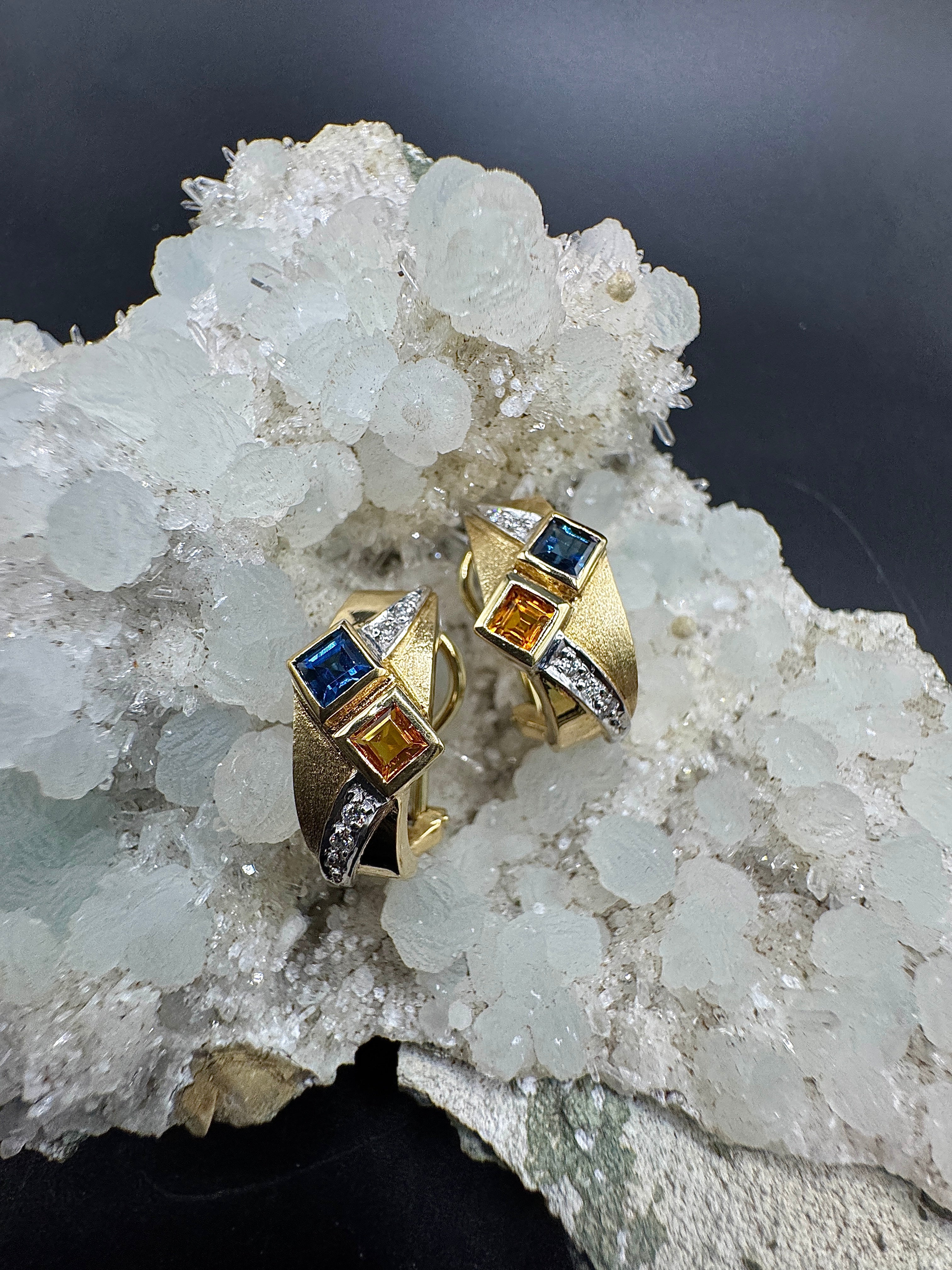 Elegante oorbellen van 14 karaat met briljant geslepen diamanten en oranje en blauwe saffieren
