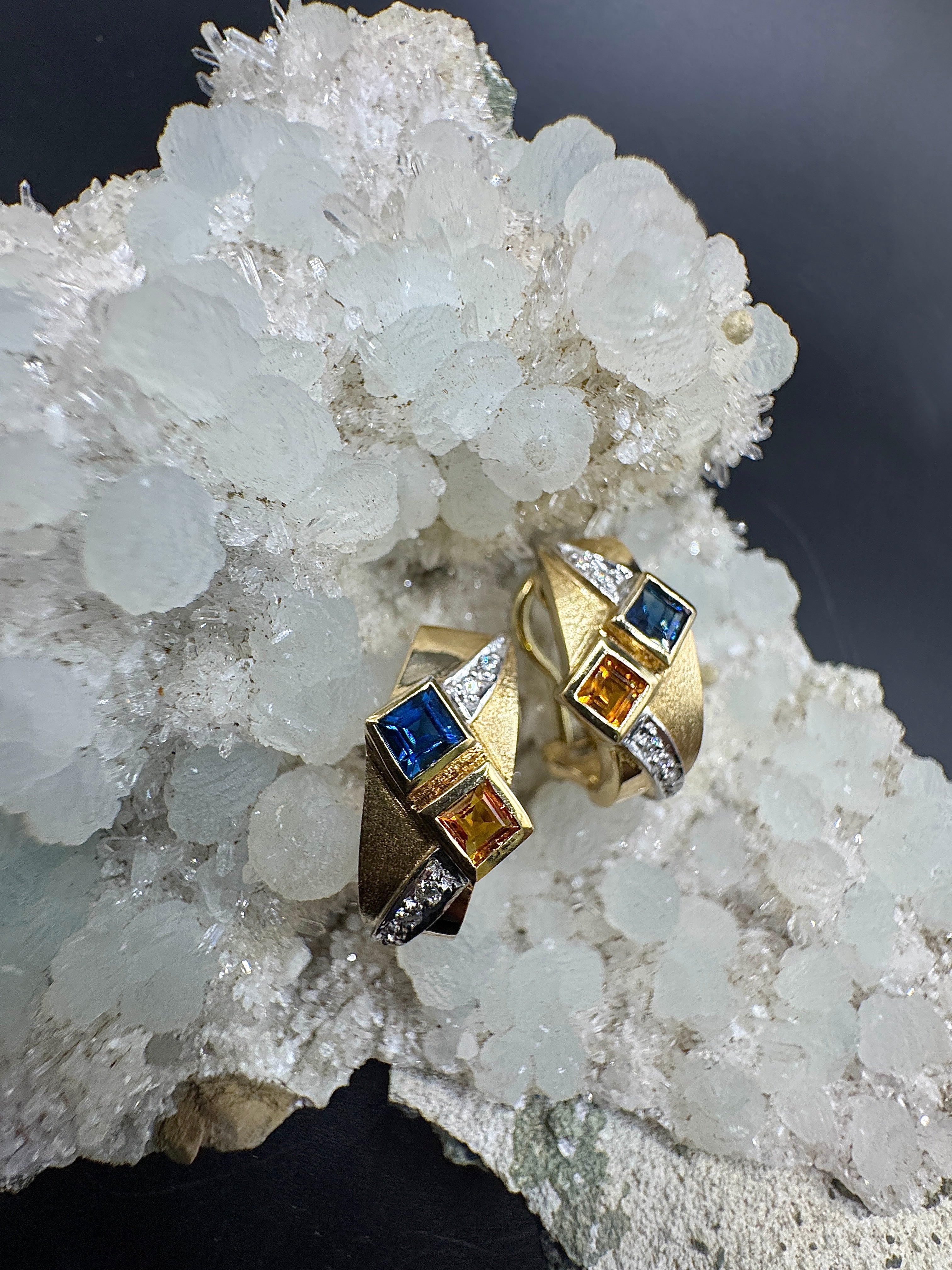 Elegante oorbellen van 14 karaat met briljant geslepen diamanten en oranje en blauwe saffieren