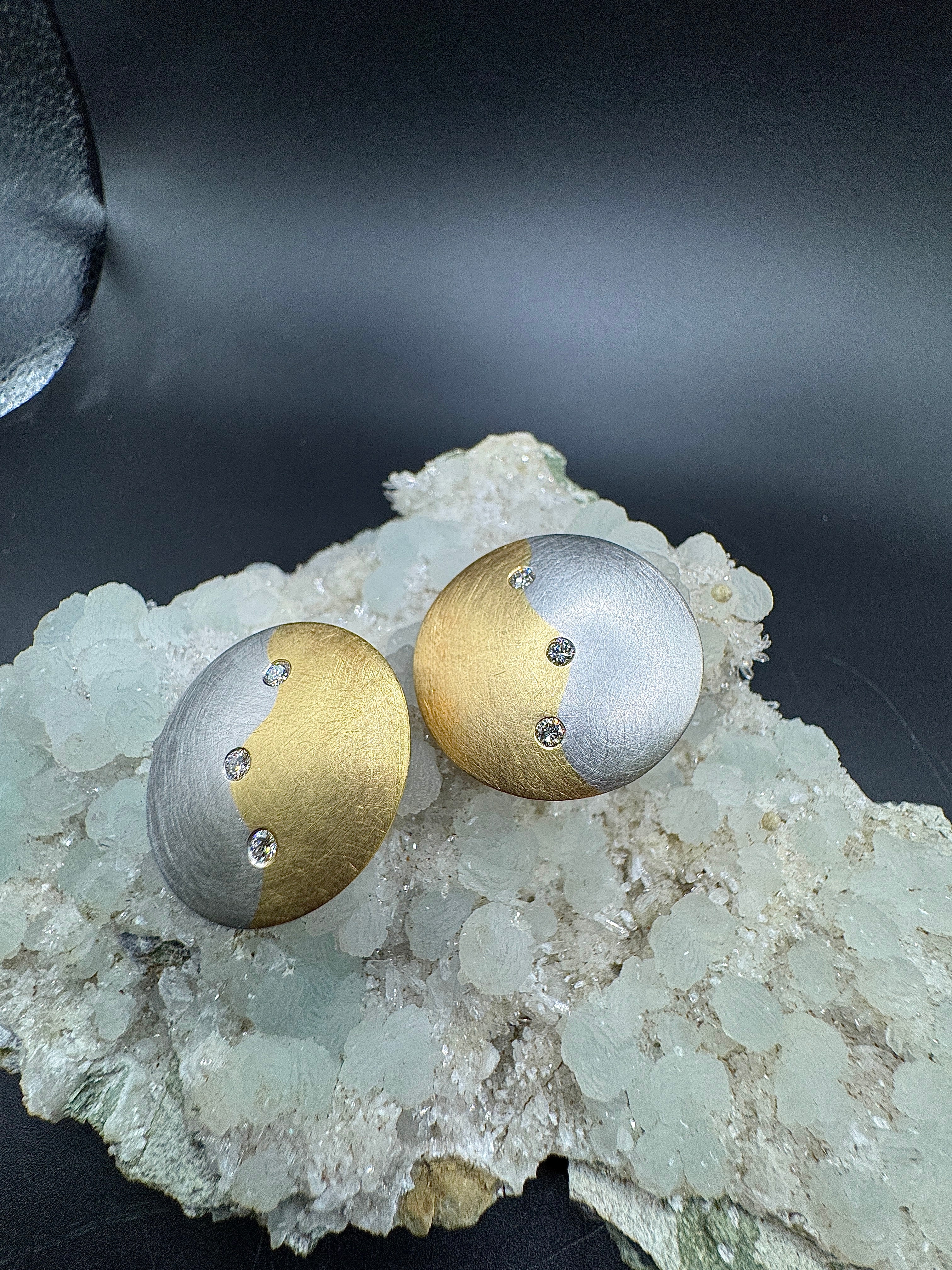 Handgemaakte oorbellen in 18 karaat geelgoud en 950/-. Platina met diamanten