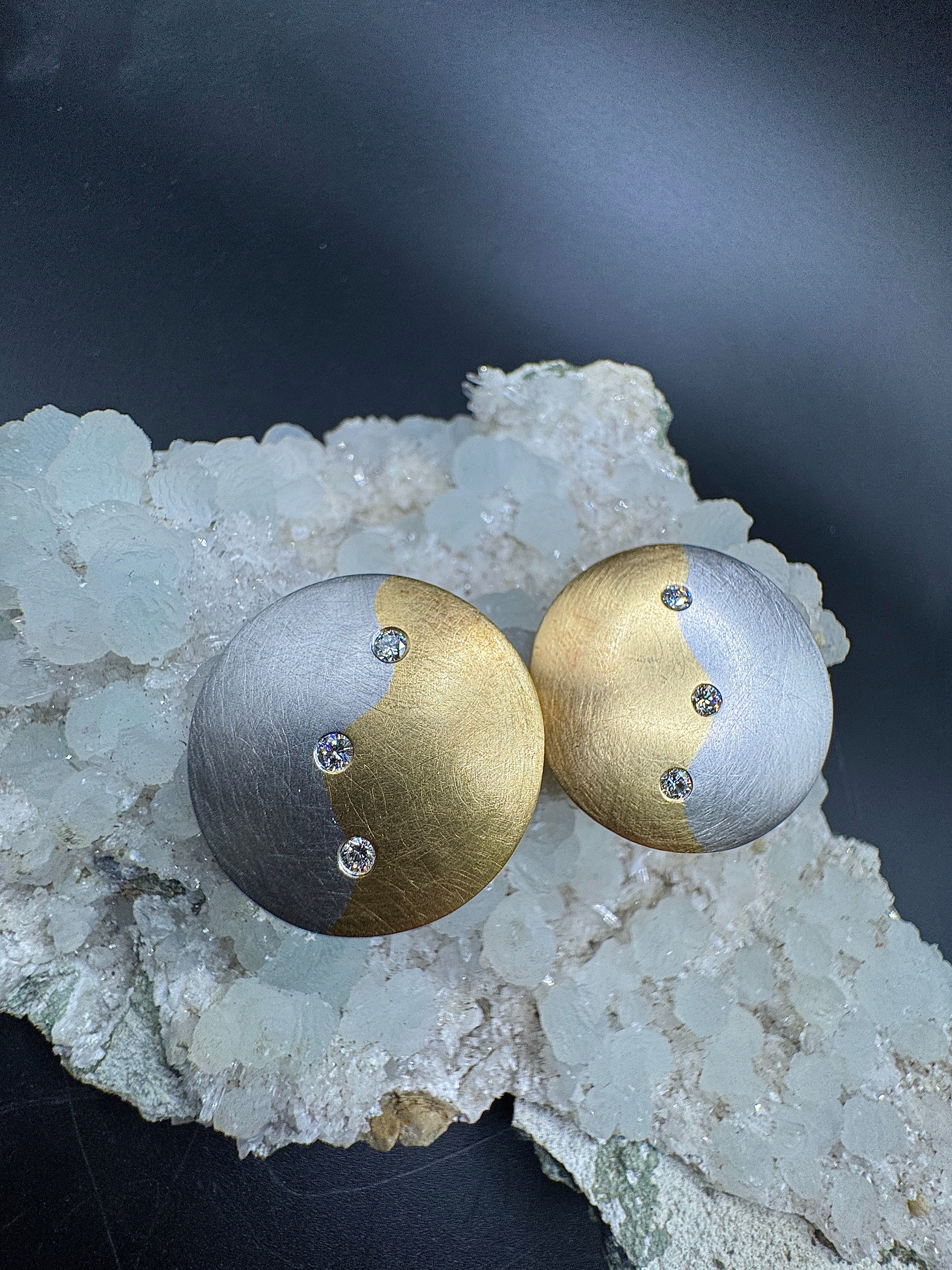 Handgemaakte oorbellen in 18 karaat geelgoud en 950/-. Platina met diamanten