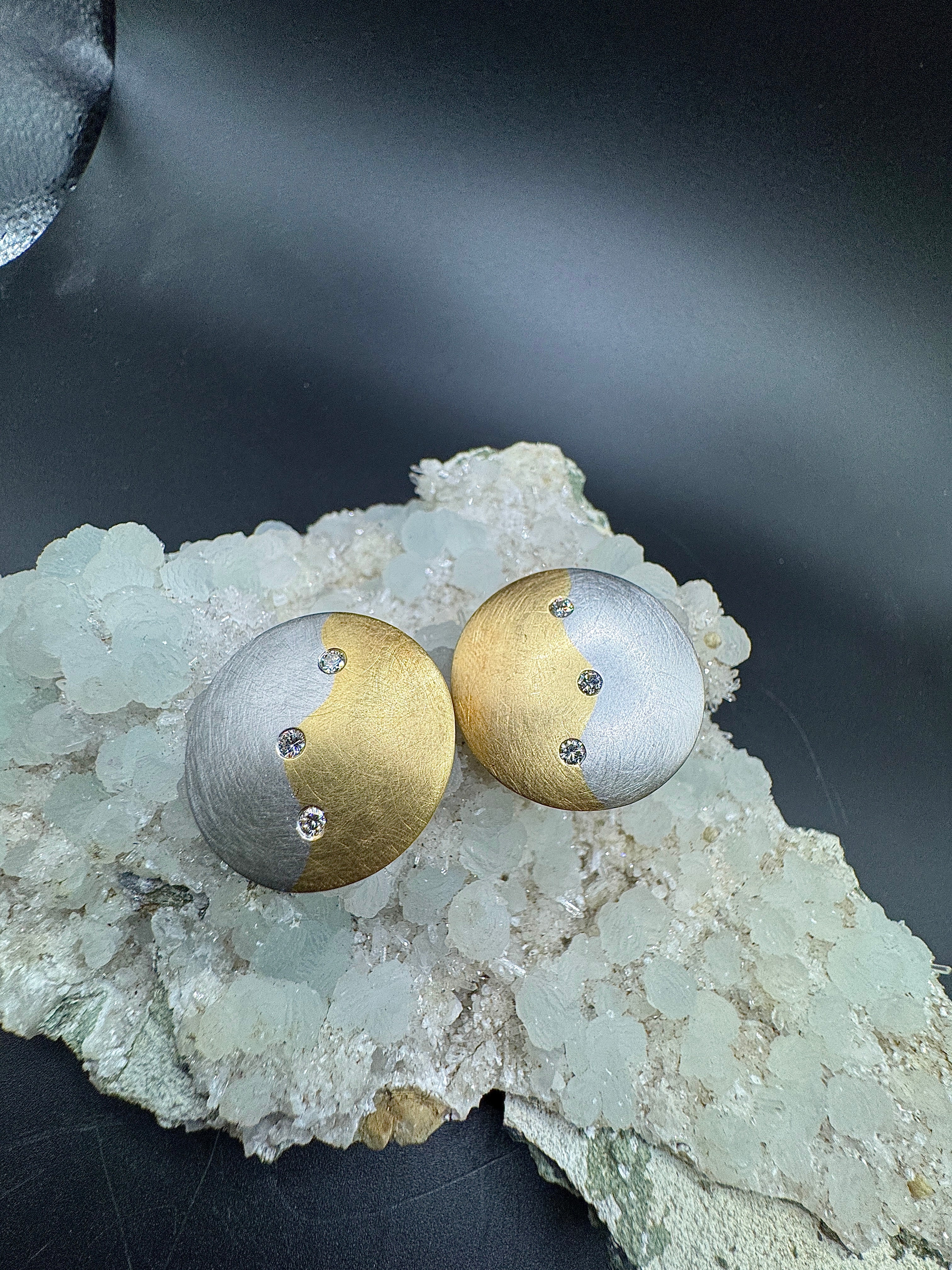 Handgemaakte oorbellen in 18 karaat geelgoud en 950/-. Platina met diamanten