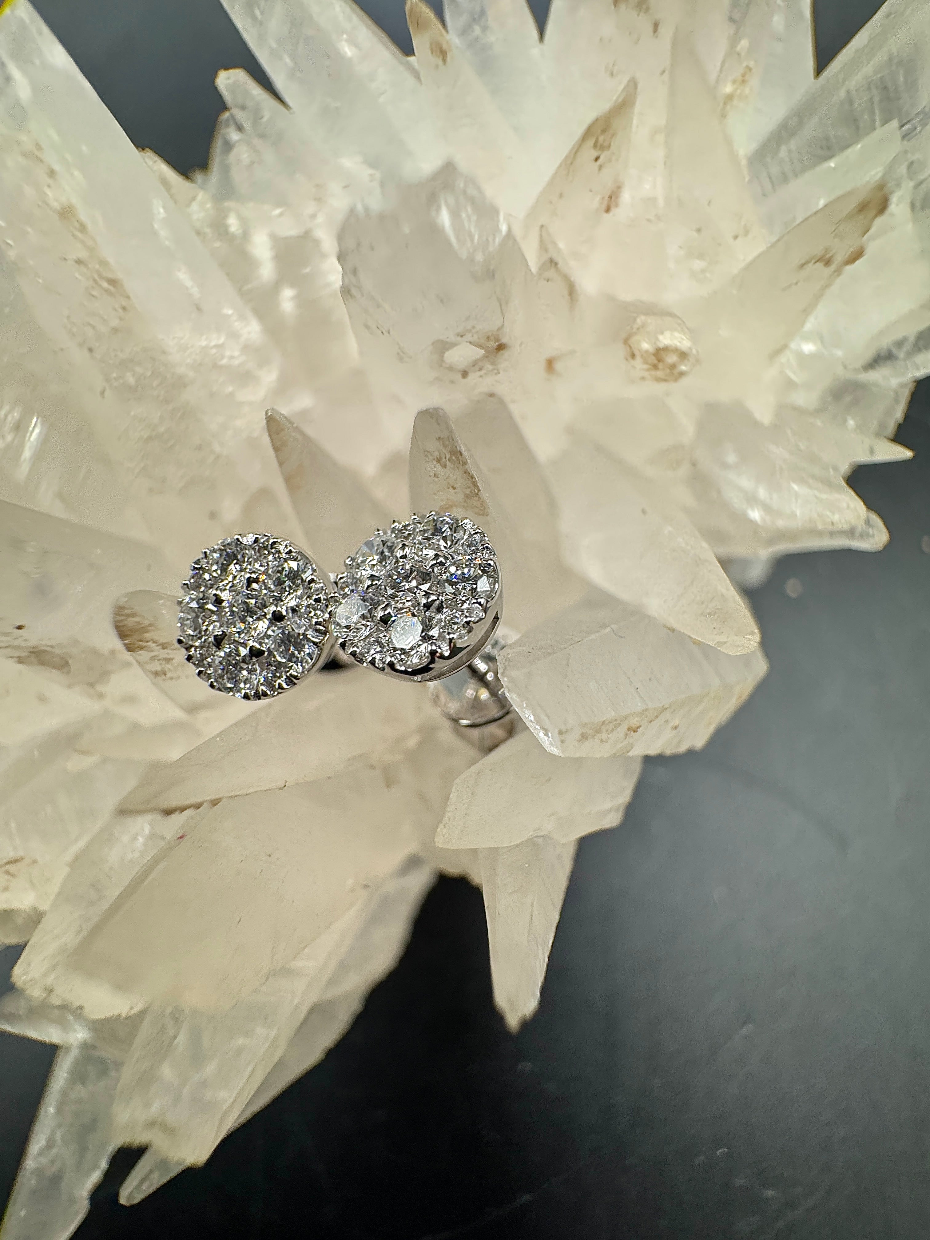 Moderne Brillantstecker in 18 Karat Weißgold mit hochfeinen Brillanten