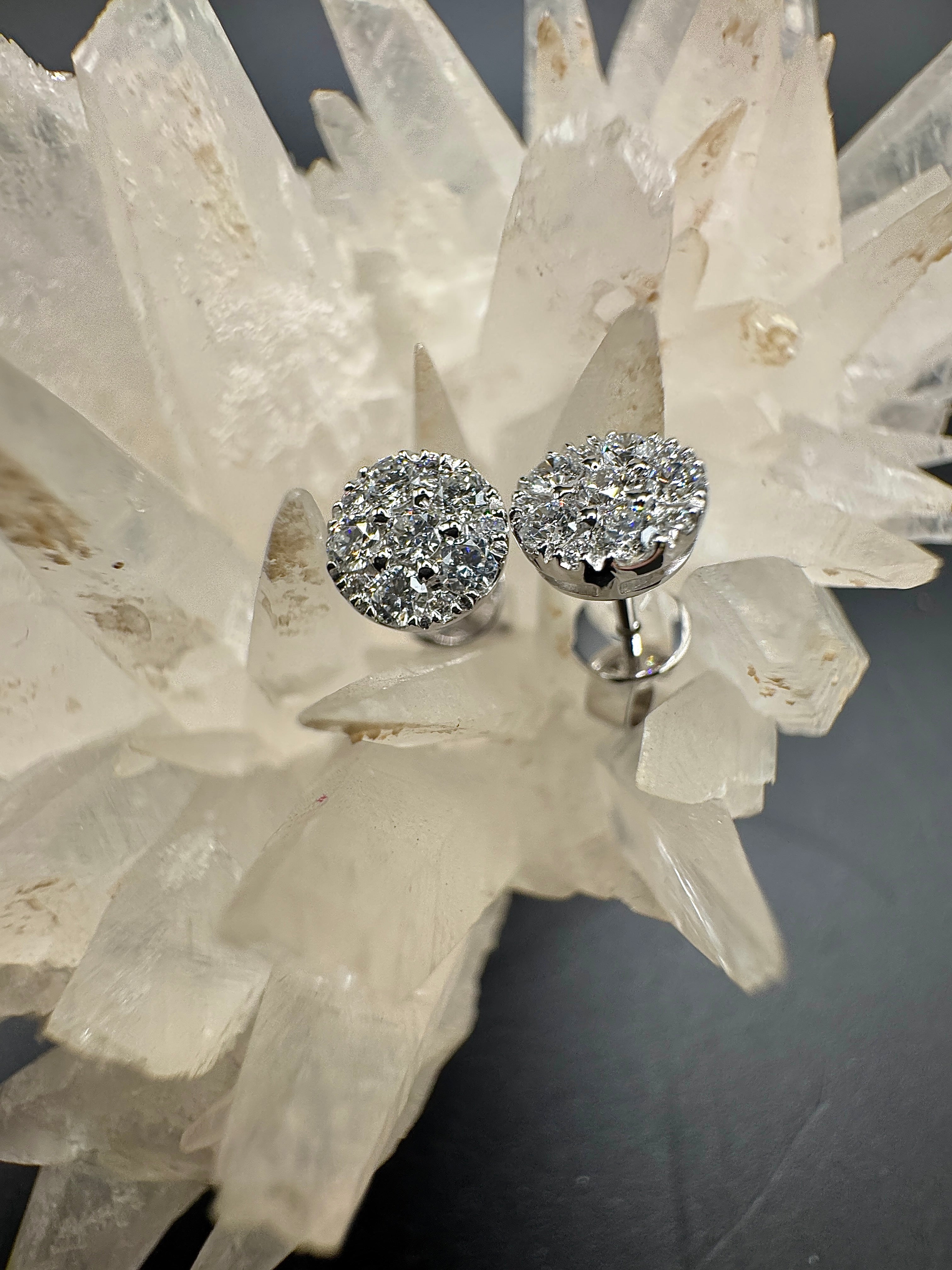 Moderne Brillantstecker in 18 Karat Weißgold mit hochfeinen Brillanten