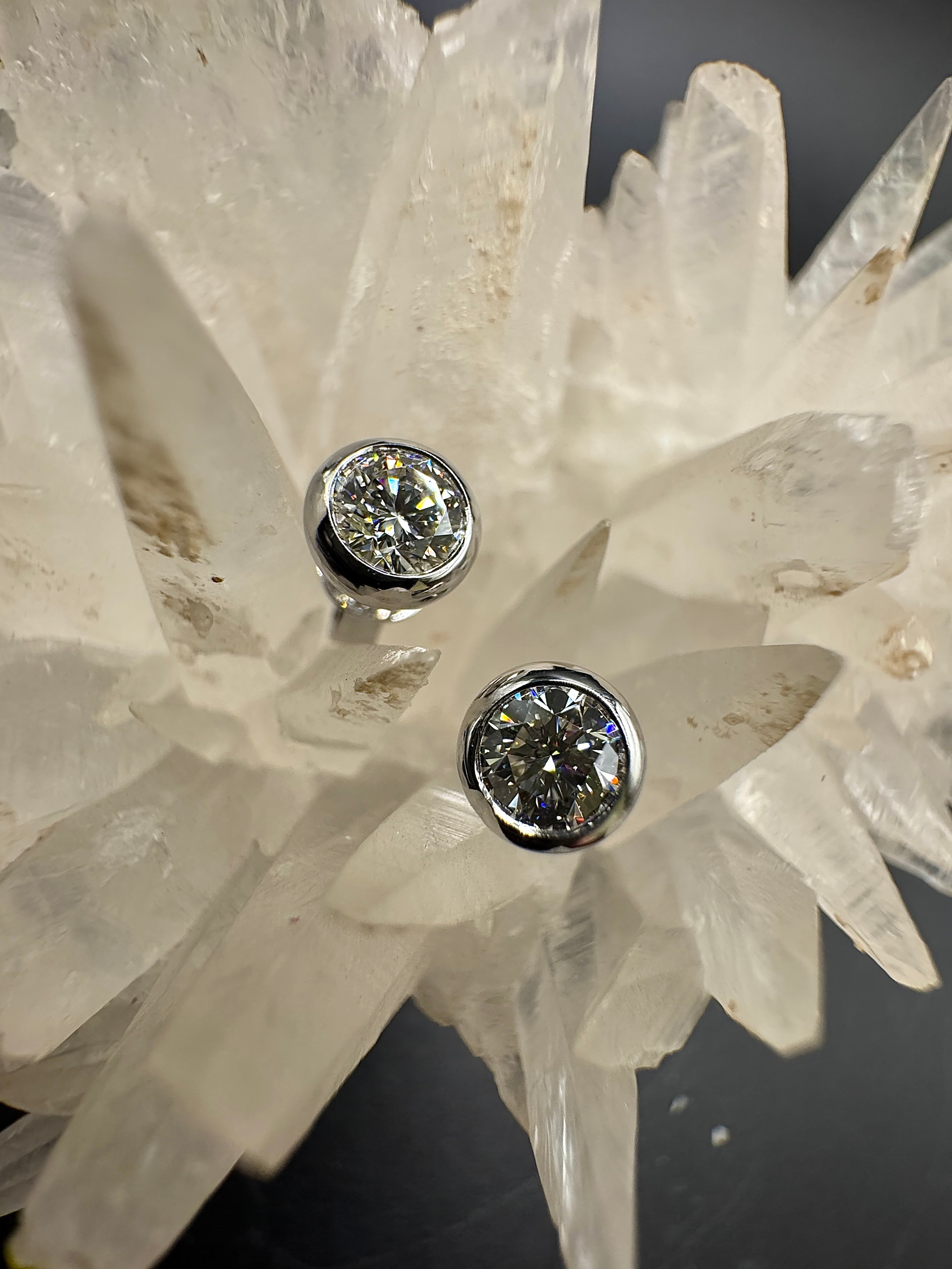 Moderne Brillantstecker in 18 Karat Weißgold mit hochfeinen Brillanten