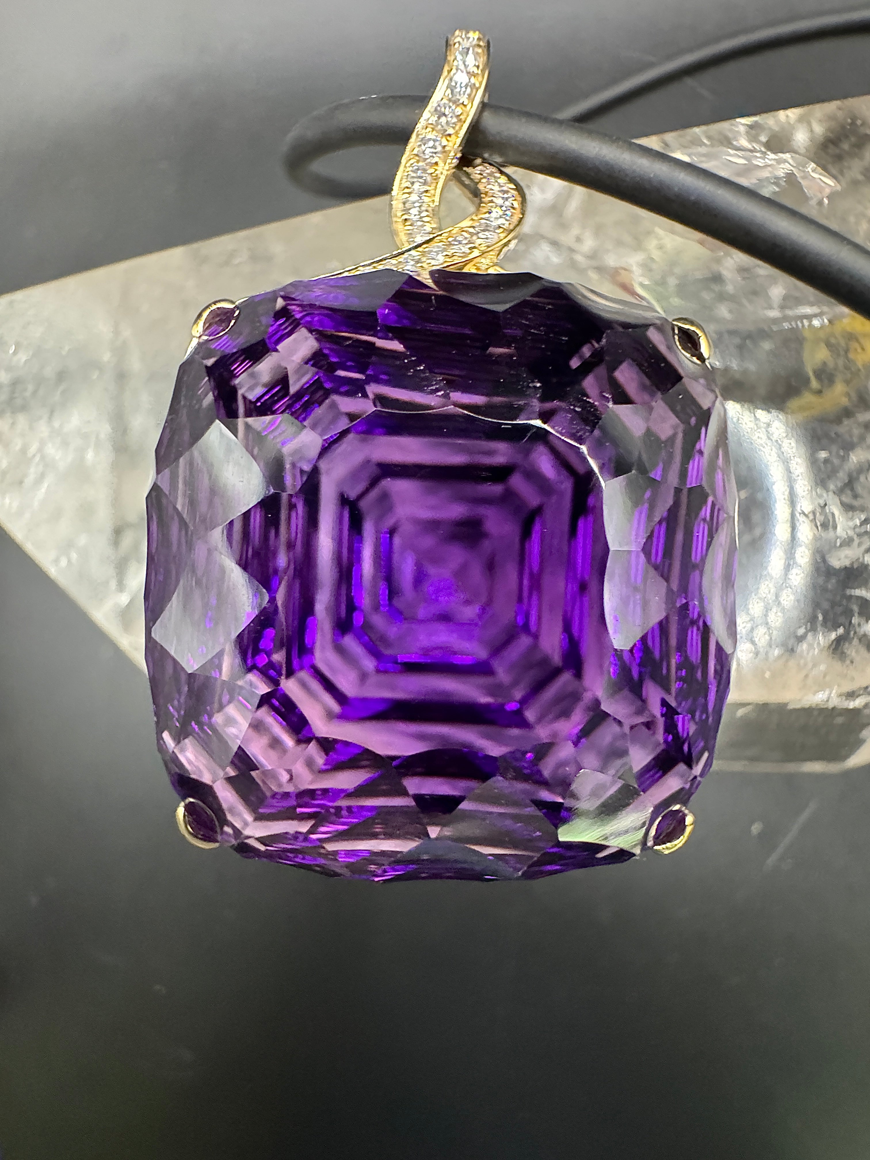 Riesiger Amethyst Anhänger in 14 Karat Gelbgold mit feinen Brillanten