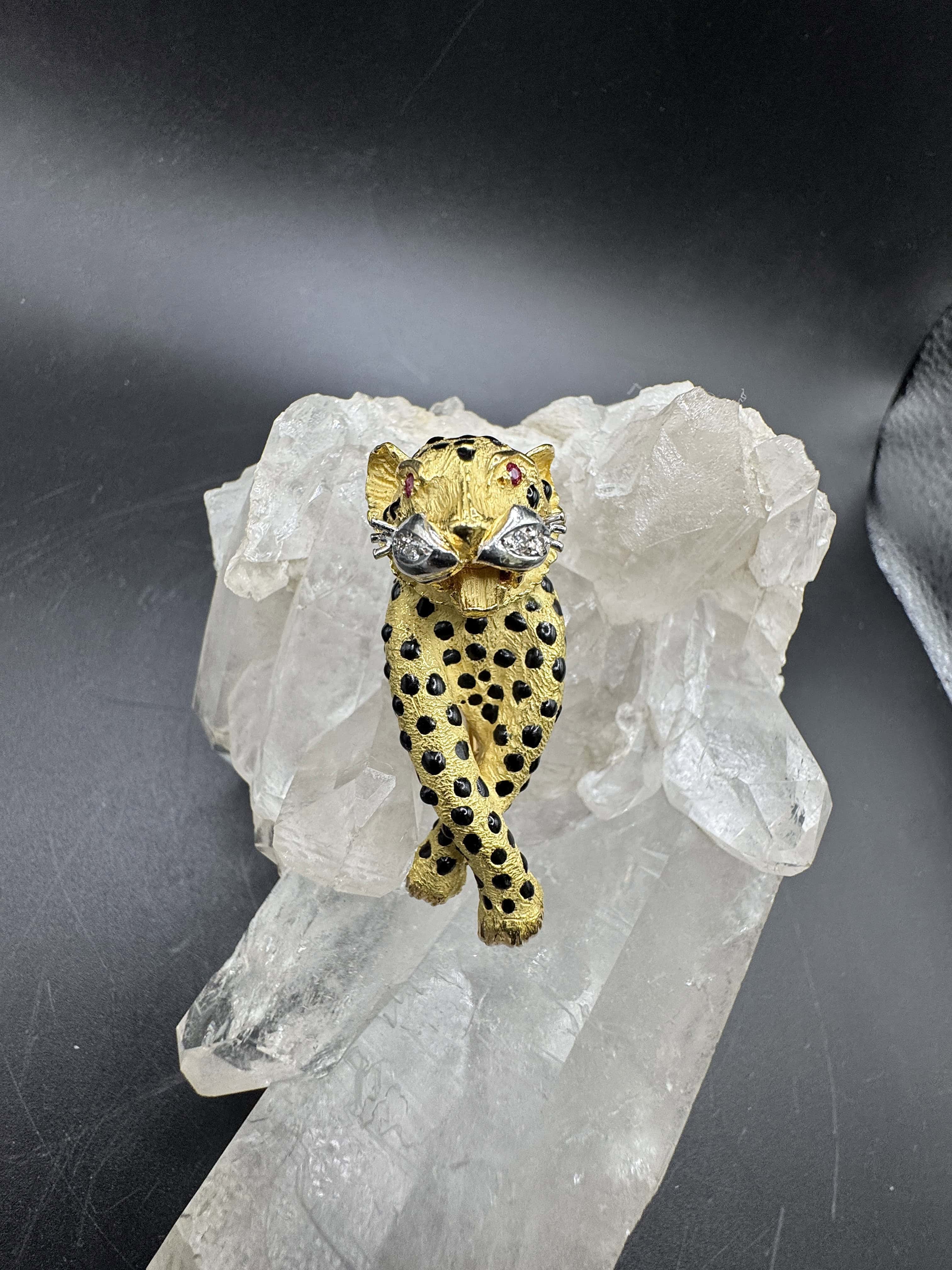 Verspielter Panther-/Leopard-Anhänger in 18 Karat Gold mit Brillanten & Rubinen