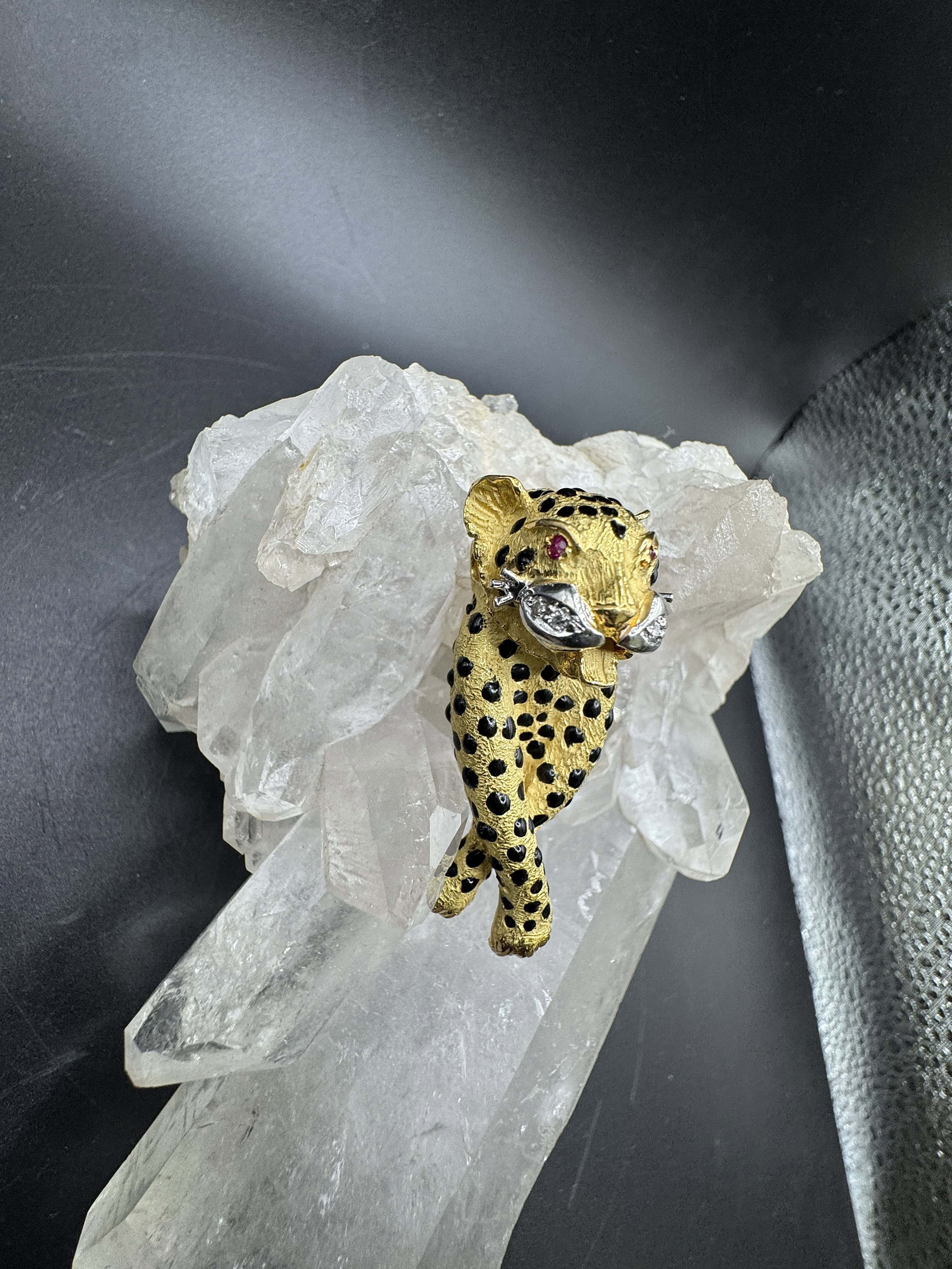 Verspielter Panther-/Leopard-Anhänger in 18 Karat Gold mit Brillanten & Rubinen