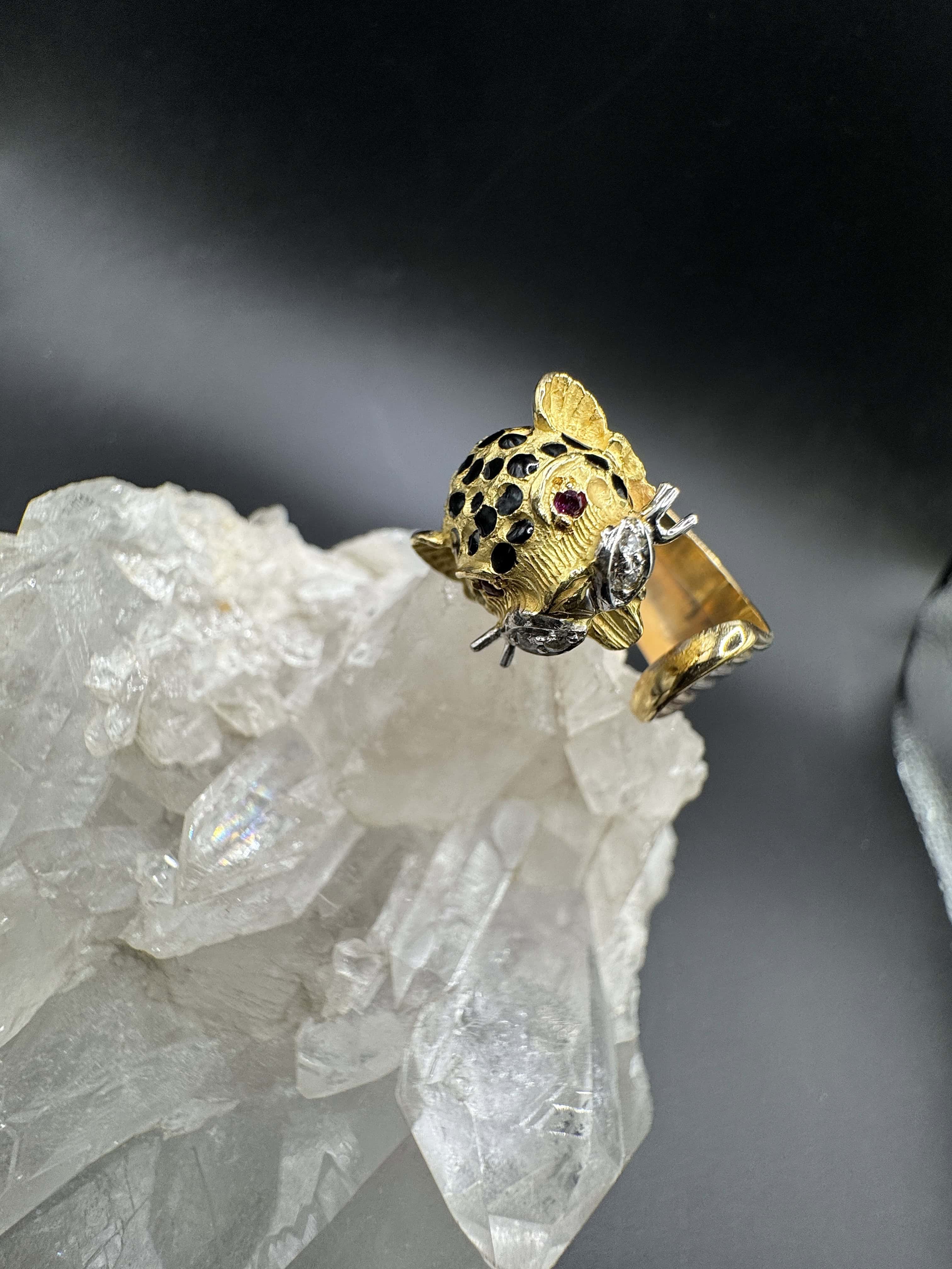 Leuchtender tricolor Ring in 18 Karat Gold mit Rubinen und Brillanten
